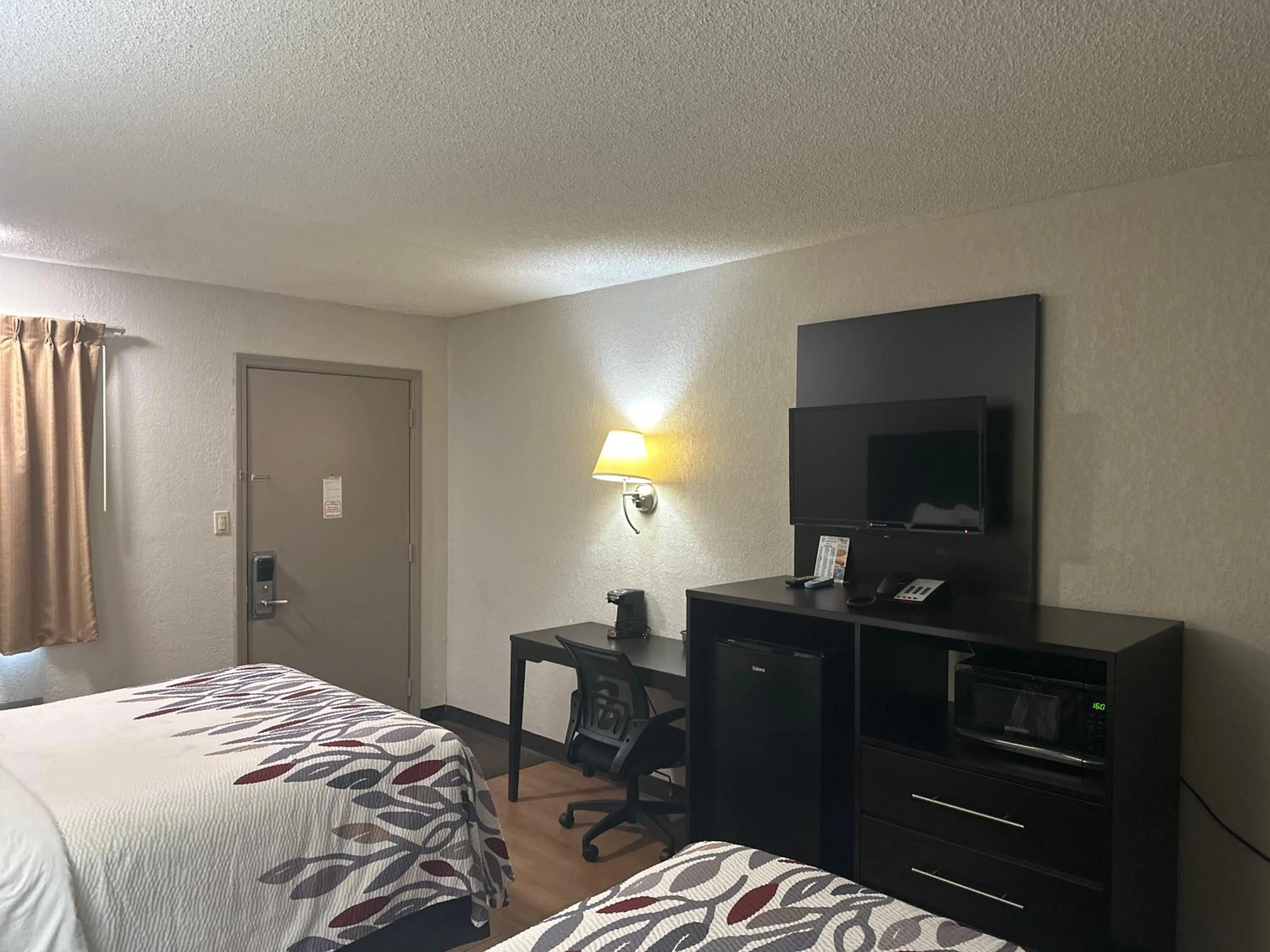 Bed in Red Roof Inn Anderson, IN