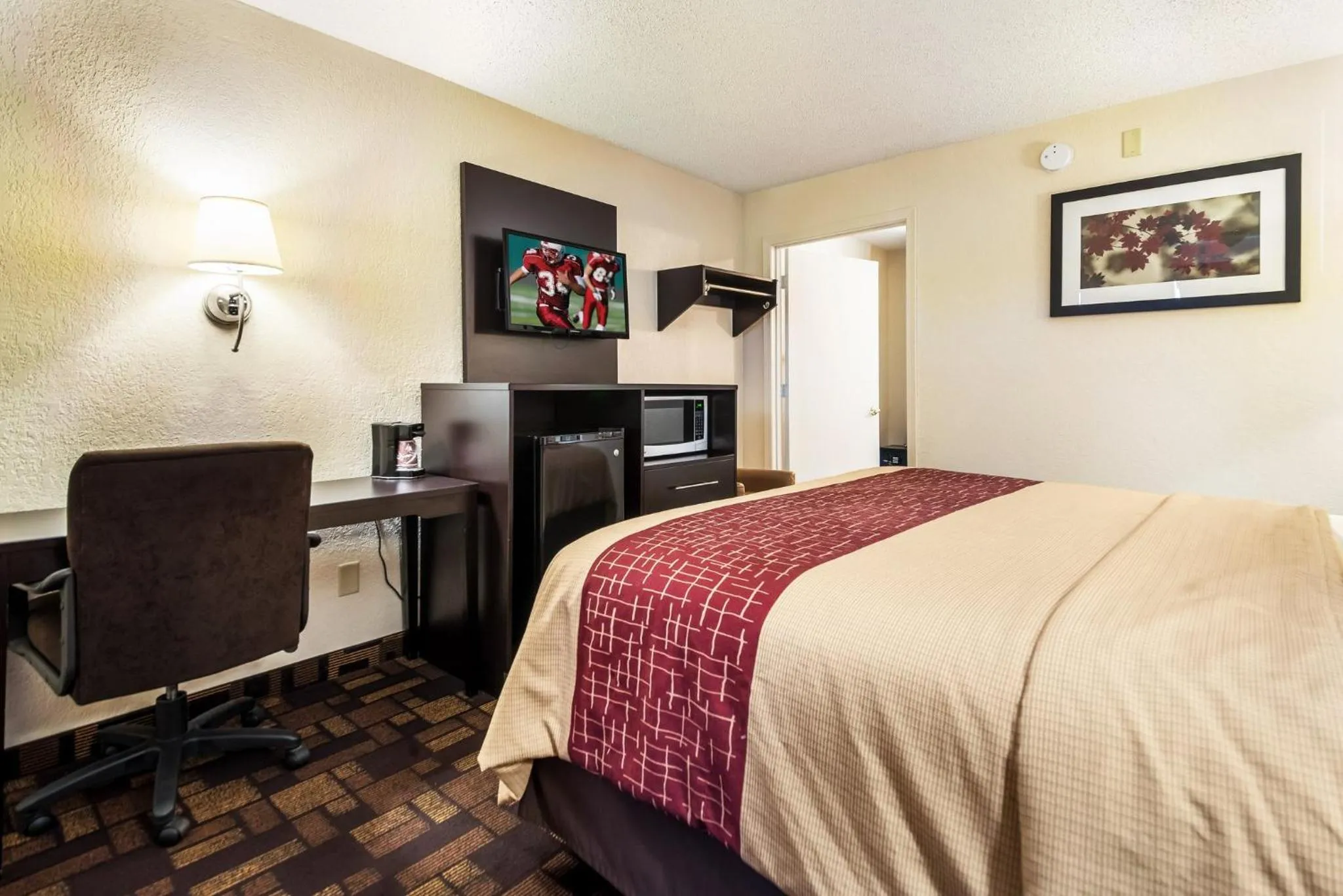 Photo of the whole room, Bed in Red Roof Inn Anderson, IN