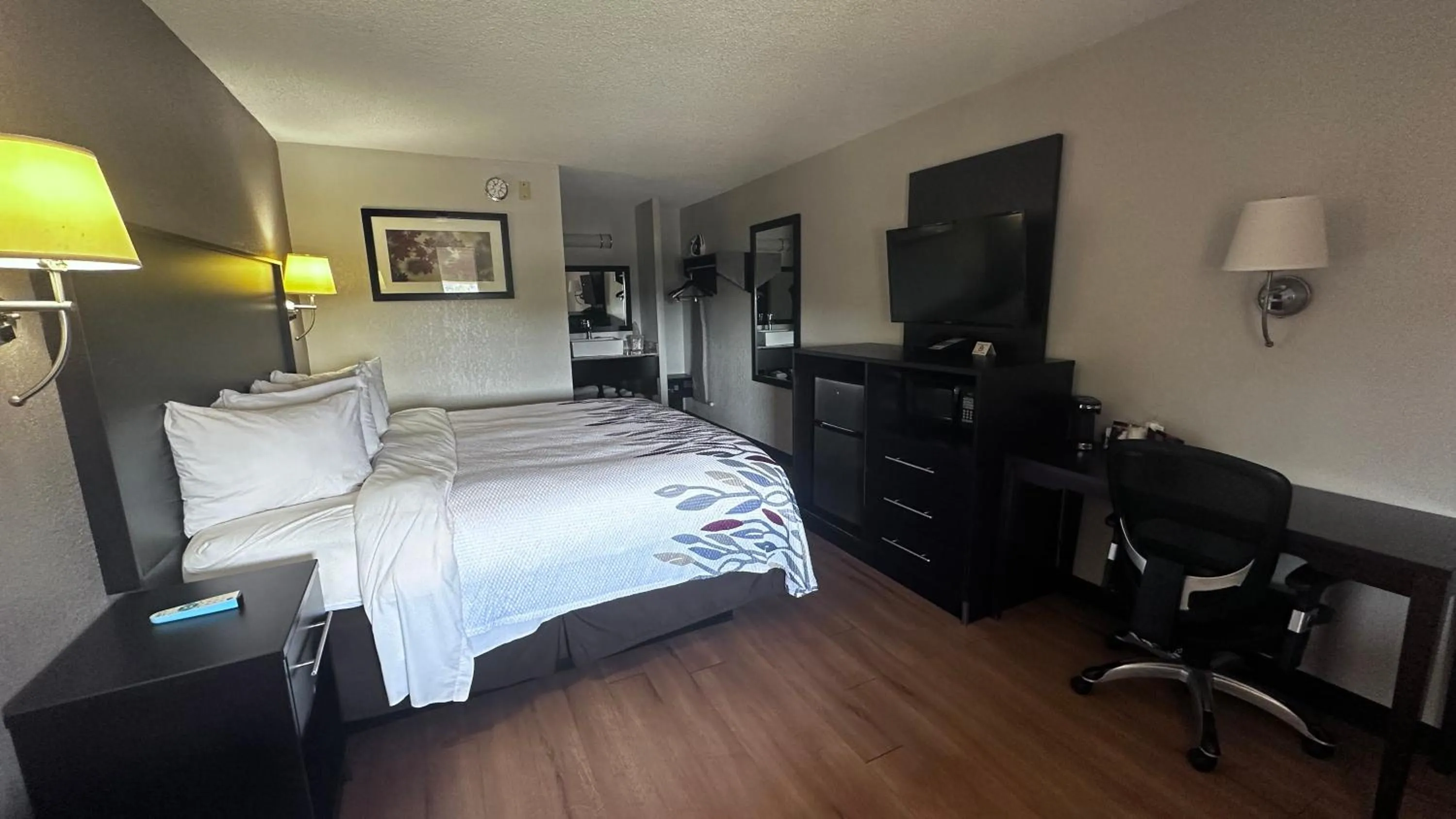 Bed in Red Roof Inn Anderson, IN