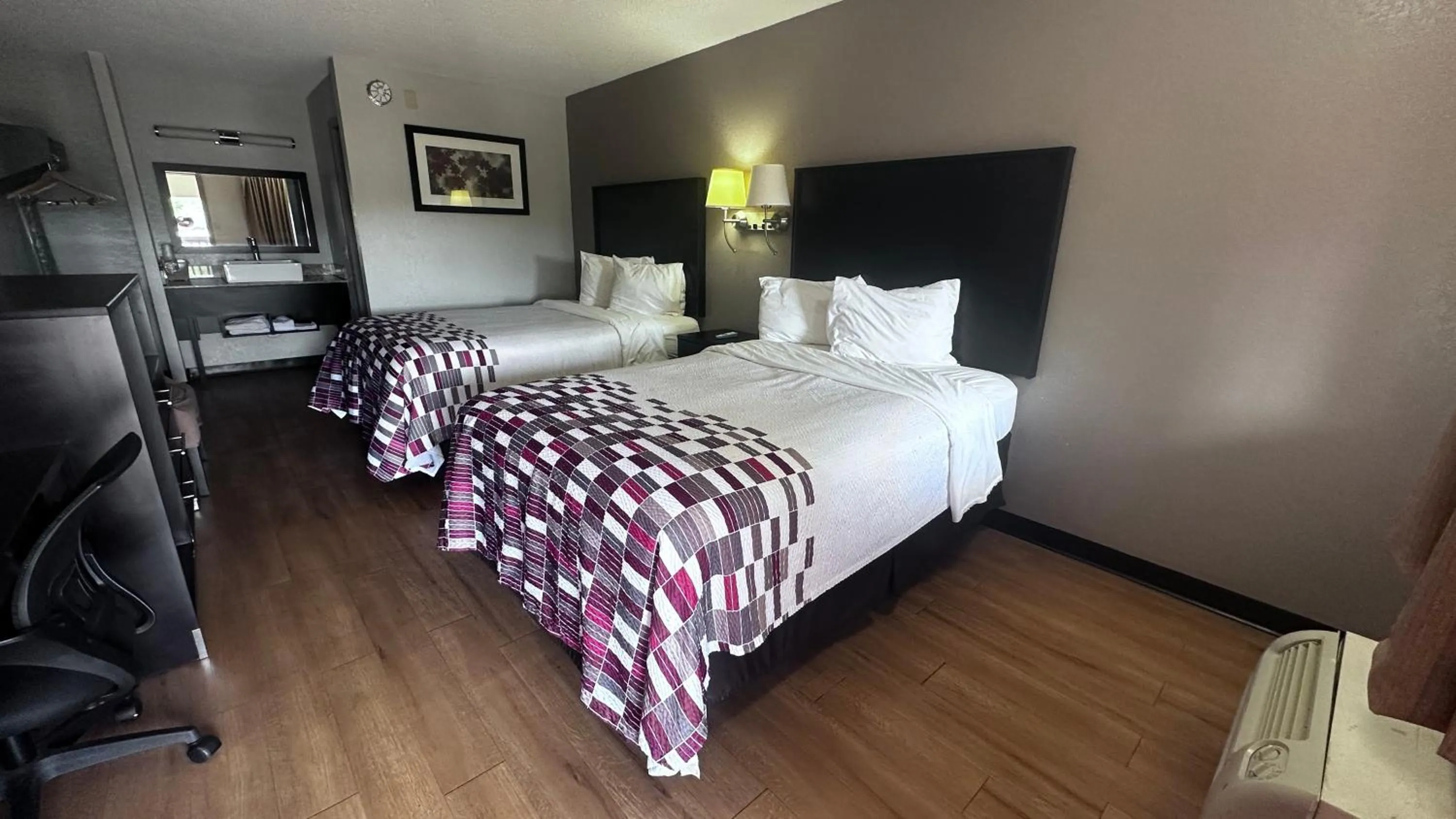 Bed in Red Roof Inn Anderson, IN