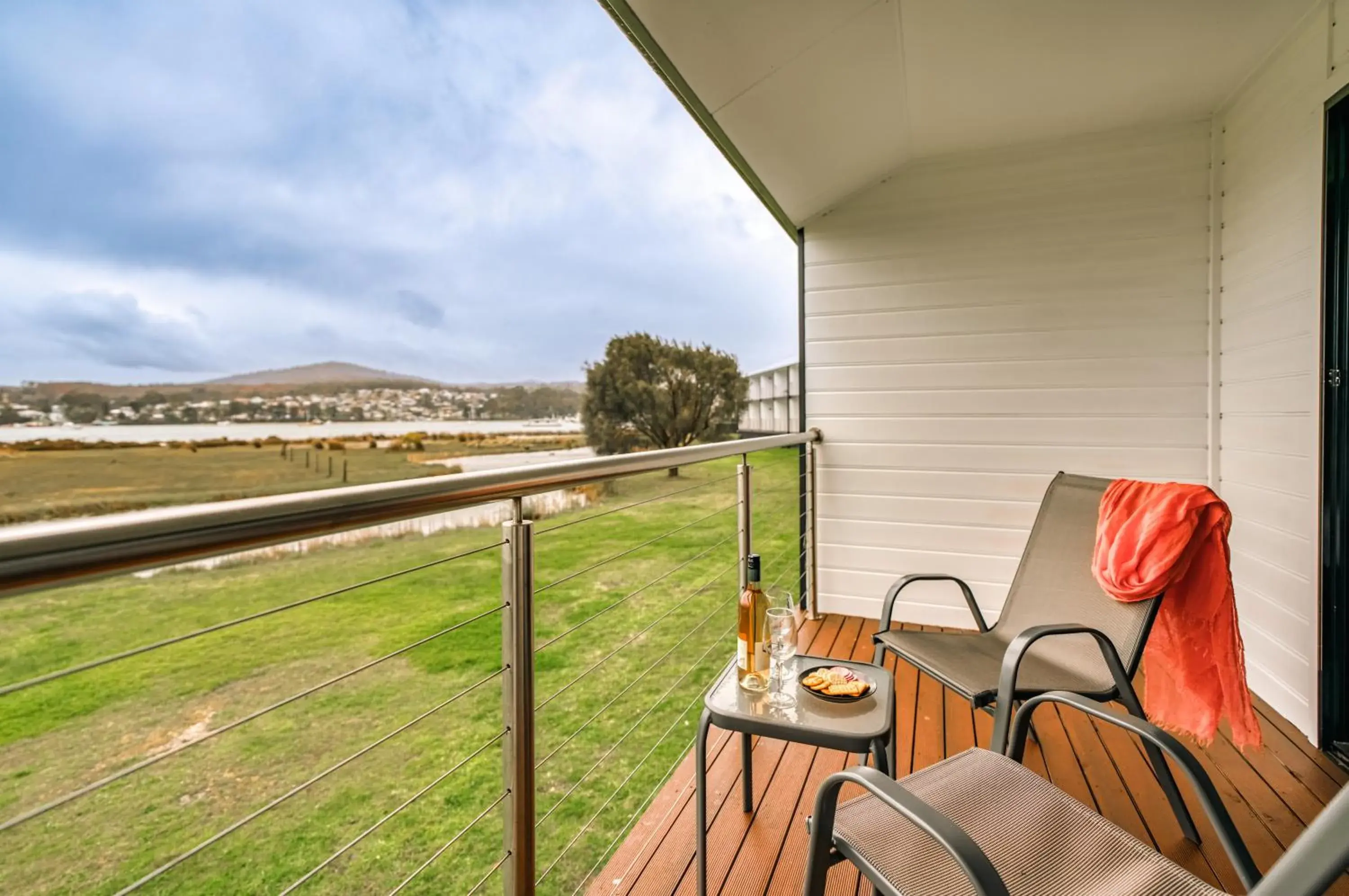 Water View King Room in Panorama Hotel St Helens Water View King Room in Panorama Hotel St Helens