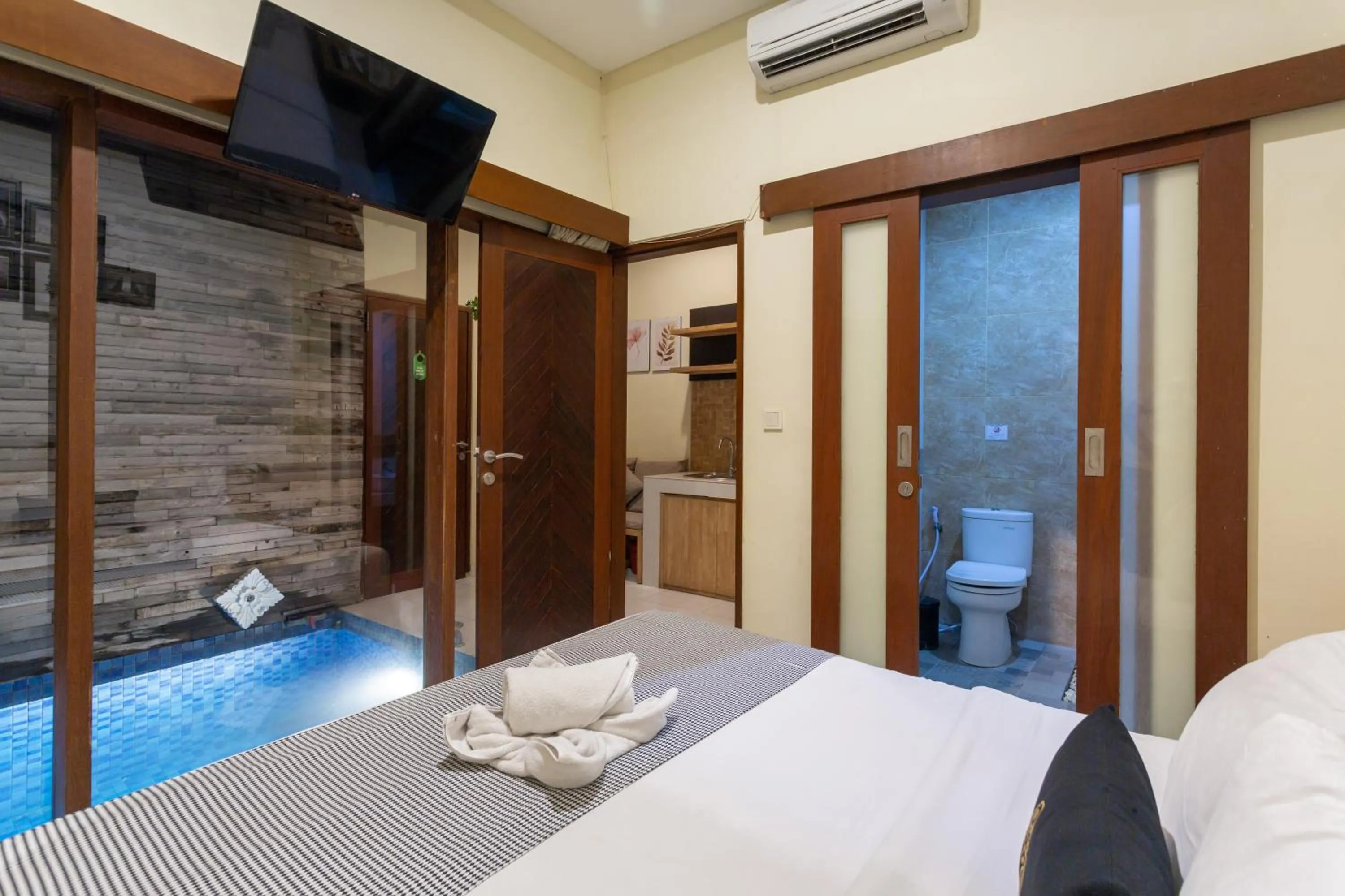 Pool view, Bed in Paisa Seminyak Living