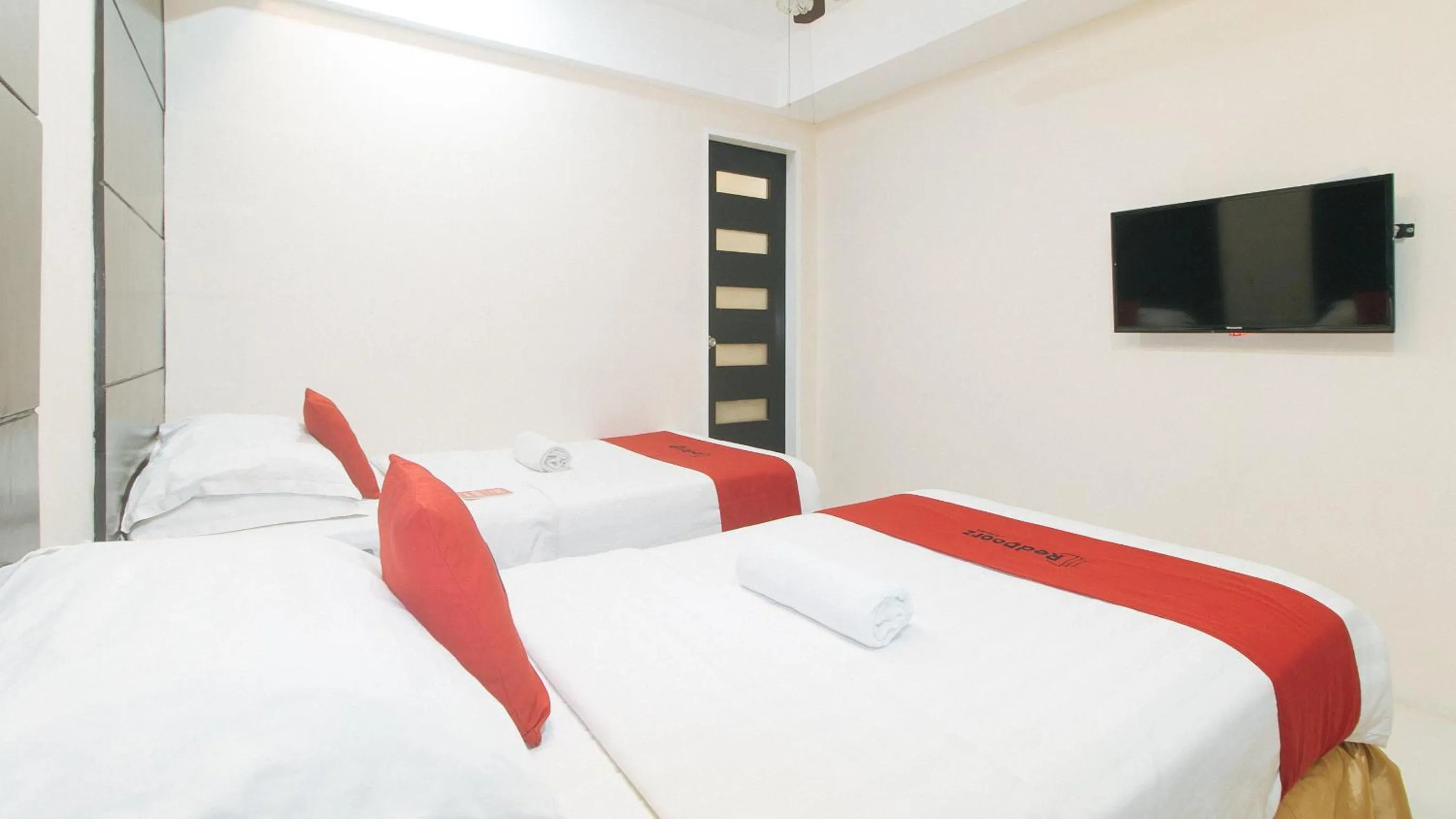 TV and multimedia, Bed in RedDoorz at Grand Apartelle Hernan Cortes Cebu