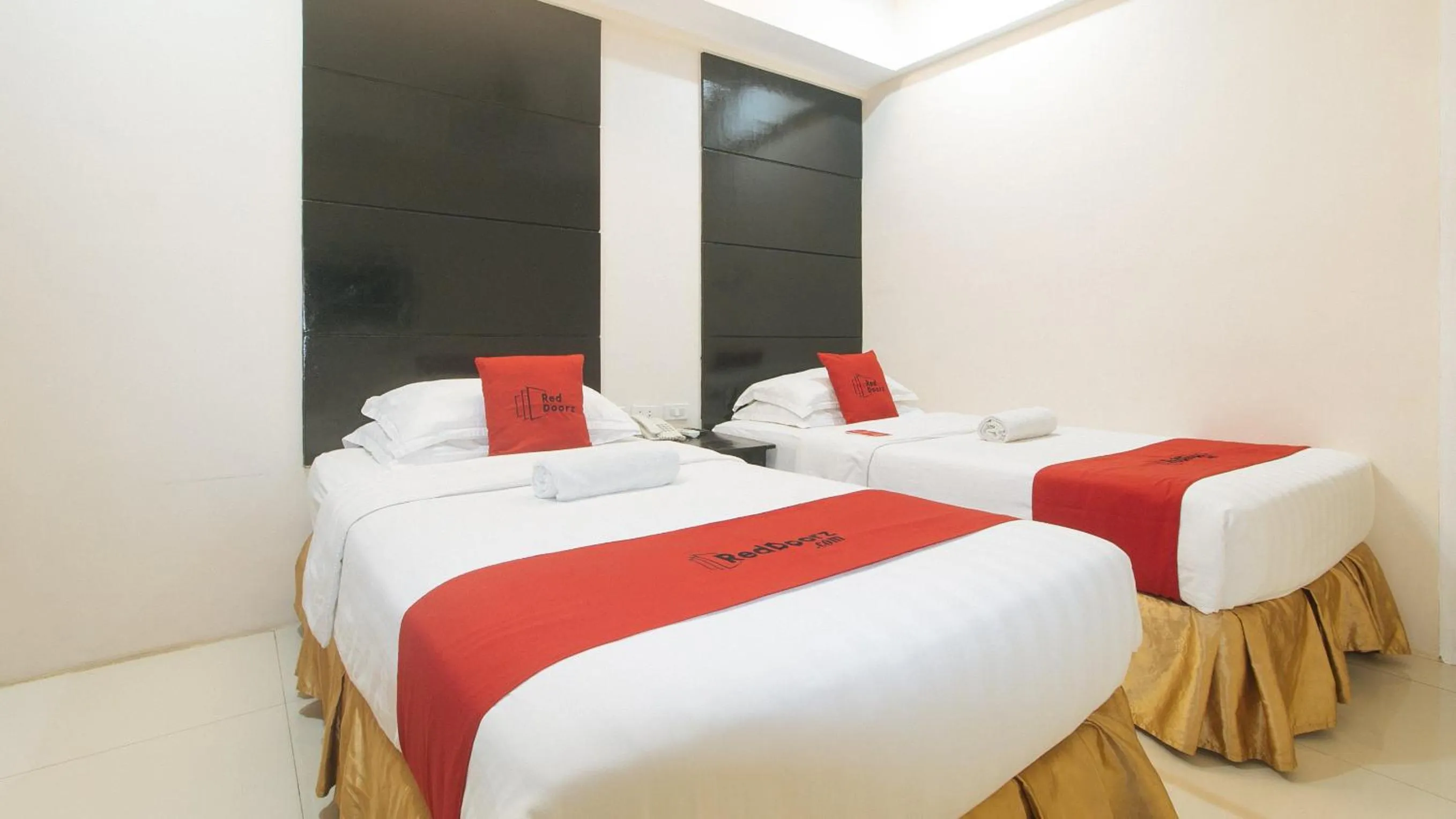 Photo of the whole room, Bed in RedDoorz at Grand Apartelle Hernan Cortes Cebu