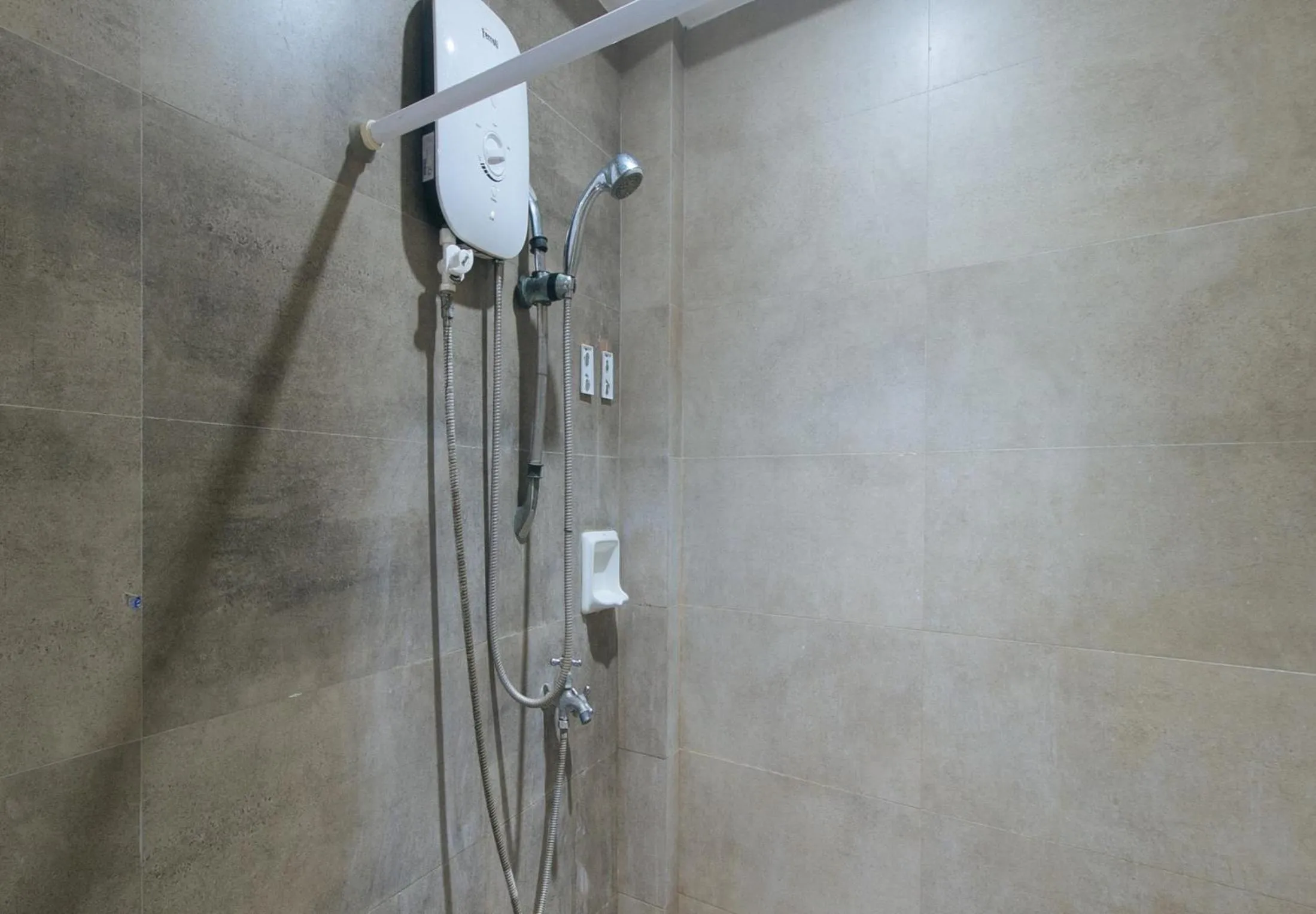 Shower in RedDoorz at Grand Apartelle Hernan Cortes Cebu