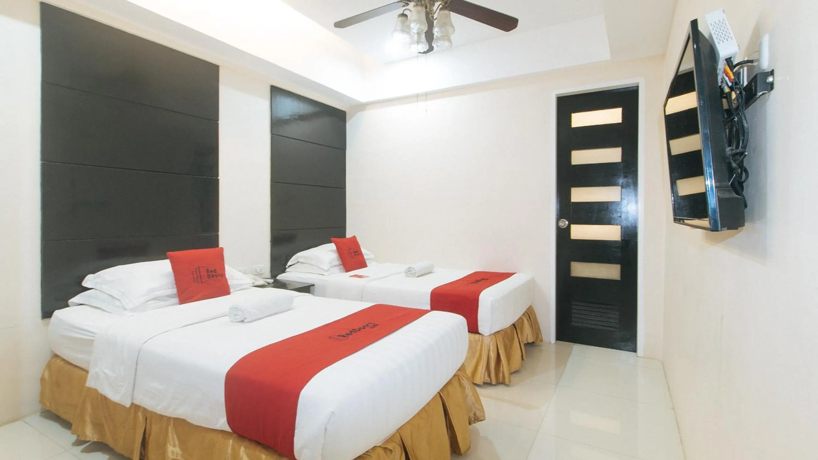 Photo of the whole room, Bed in RedDoorz at Grand Apartelle Hernan Cortes Cebu