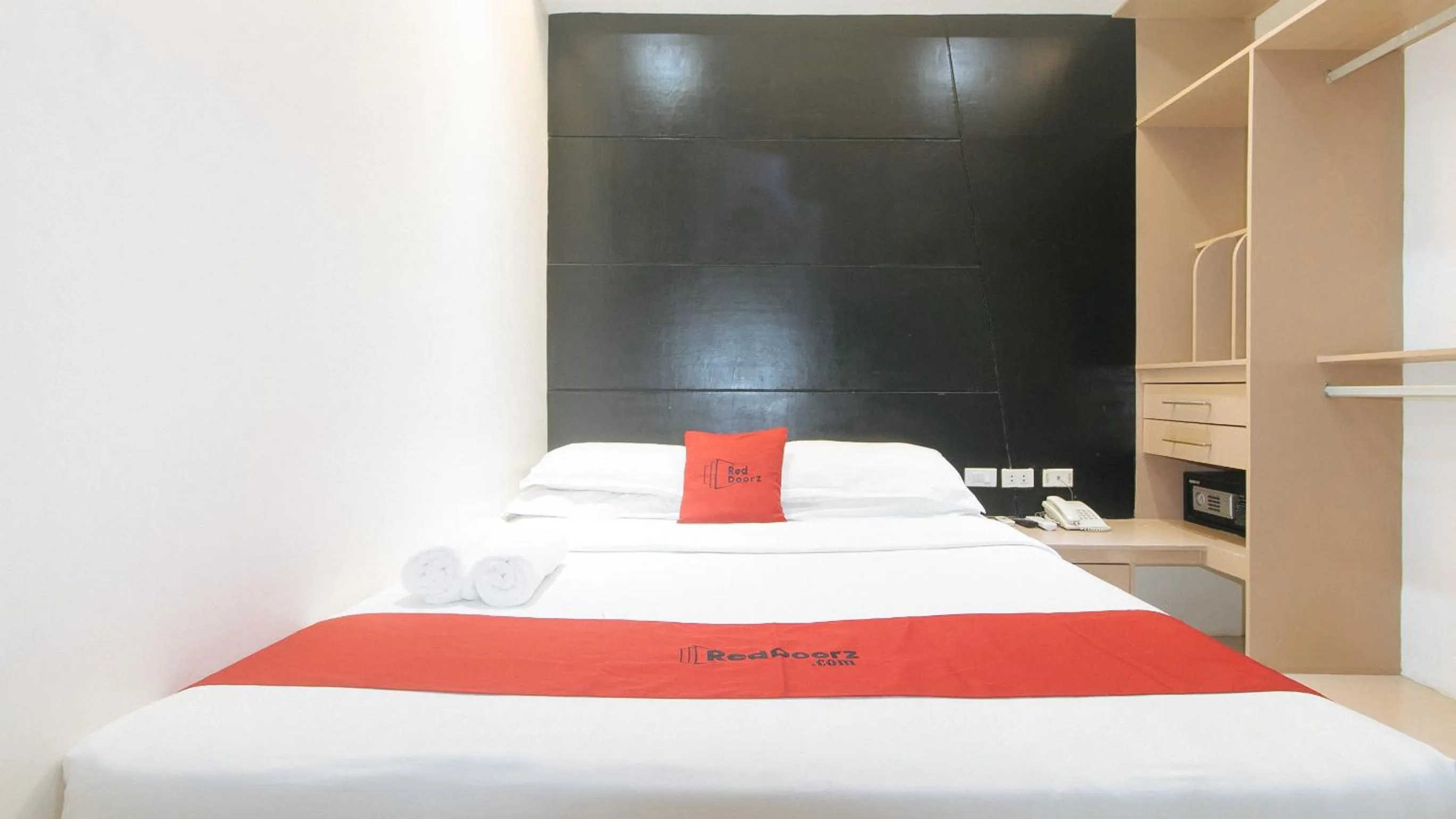 Bed in RedDoorz at Grand Apartelle Hernan Cortes Cebu