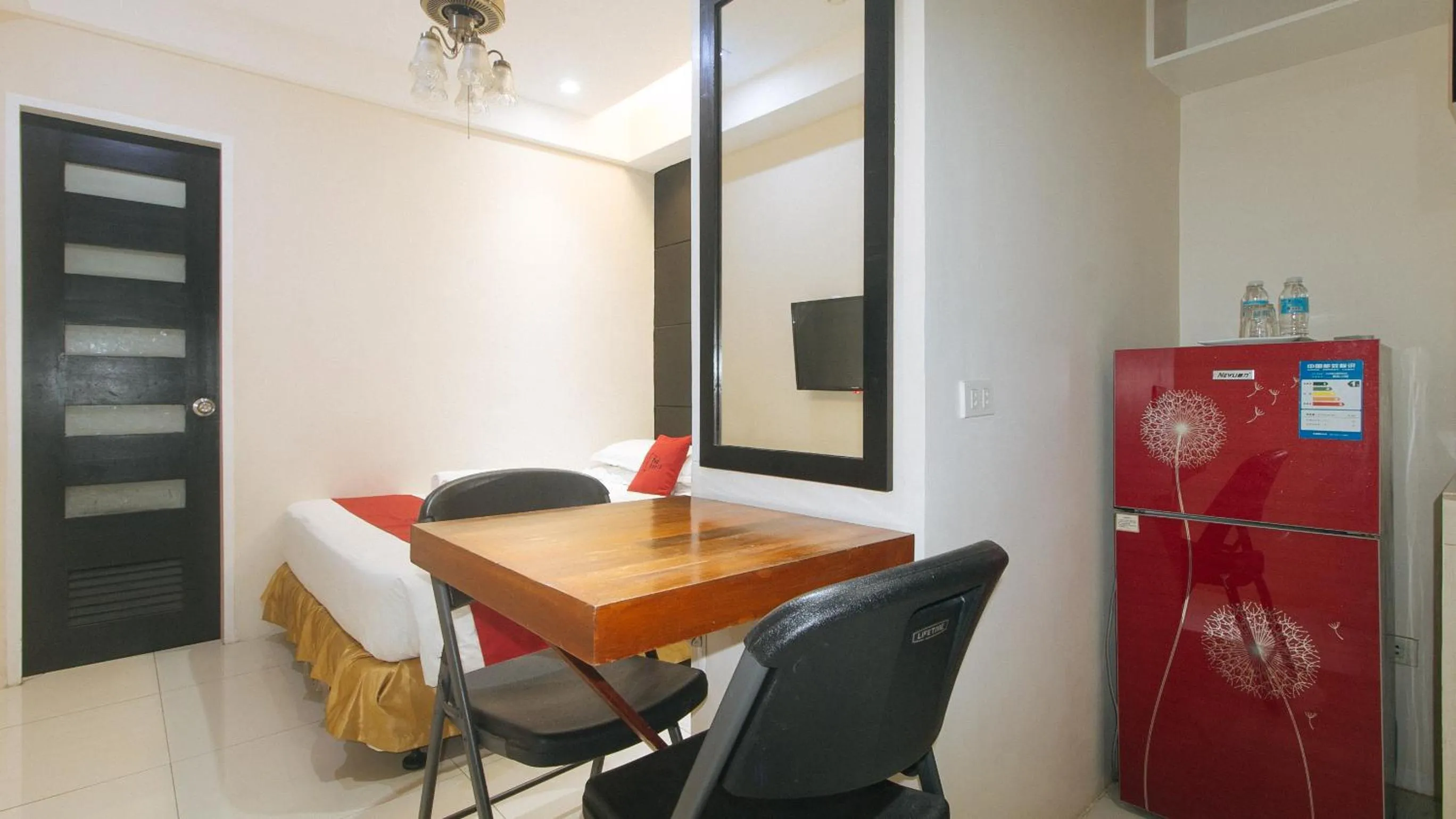 TV and multimedia in RedDoorz at Grand Apartelle Hernan Cortes Cebu