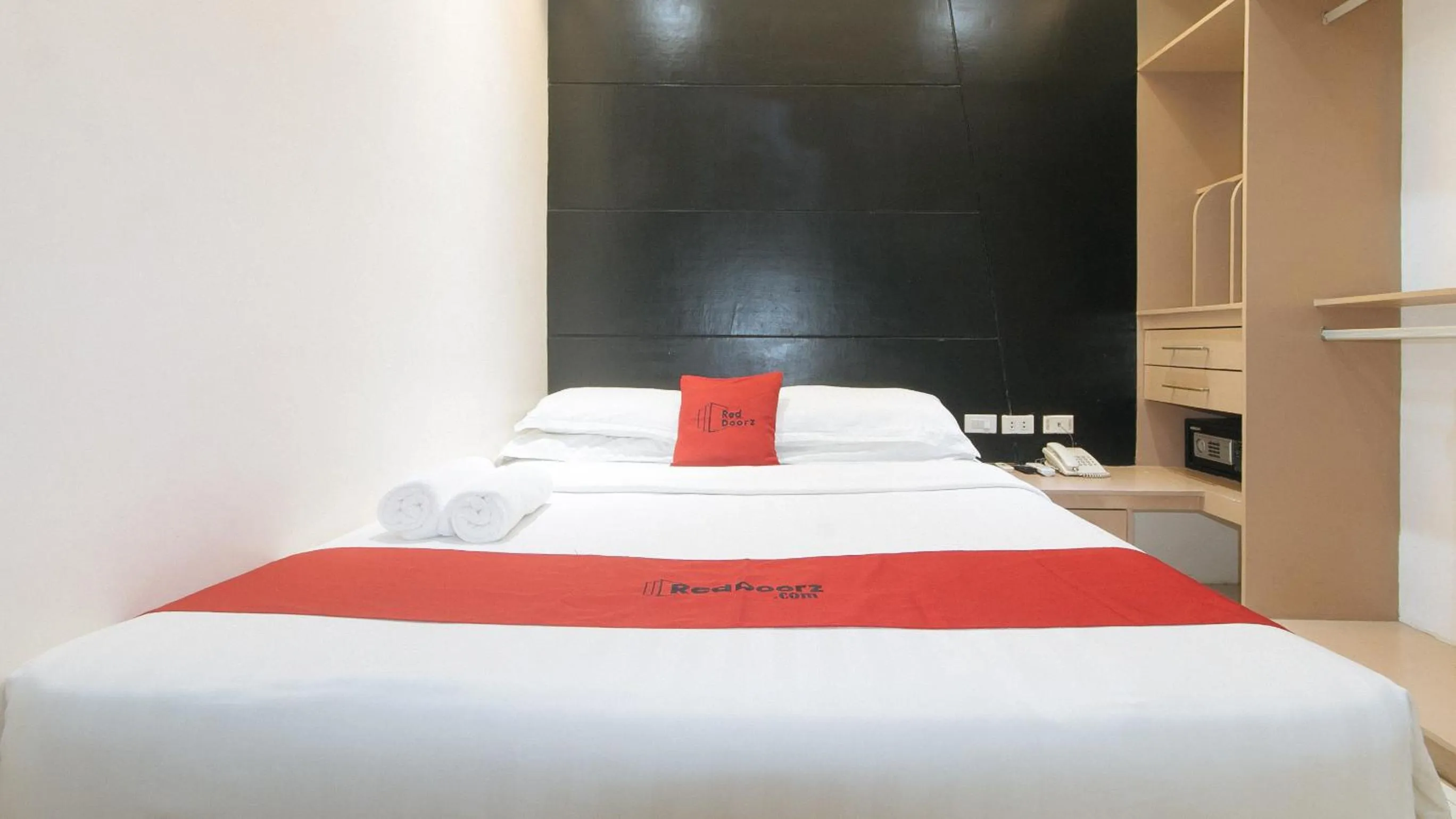 Photo of the whole room, Bed in RedDoorz at Grand Apartelle Hernan Cortes Cebu