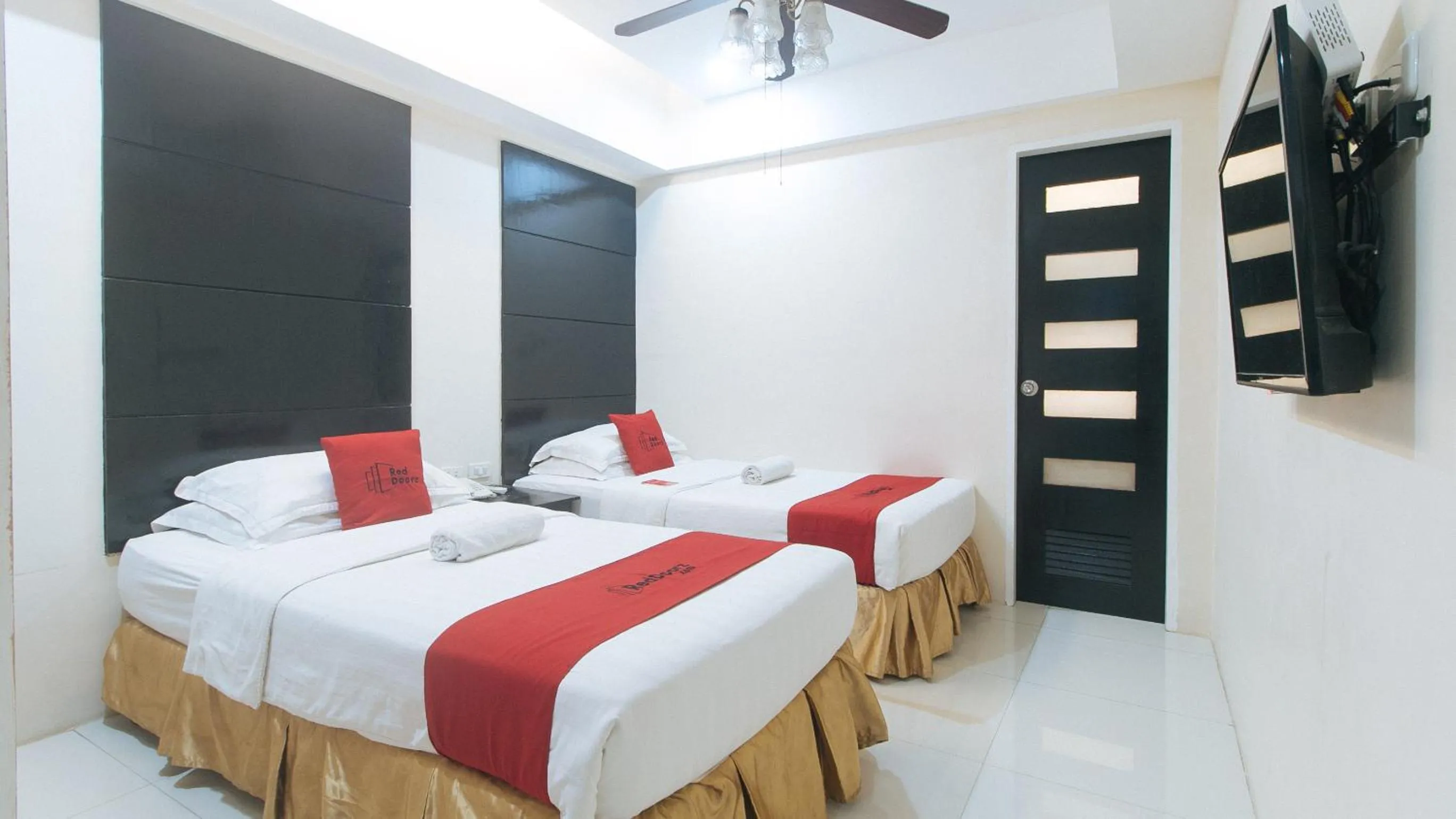 Bed in RedDoorz at Grand Apartelle Hernan Cortes Cebu