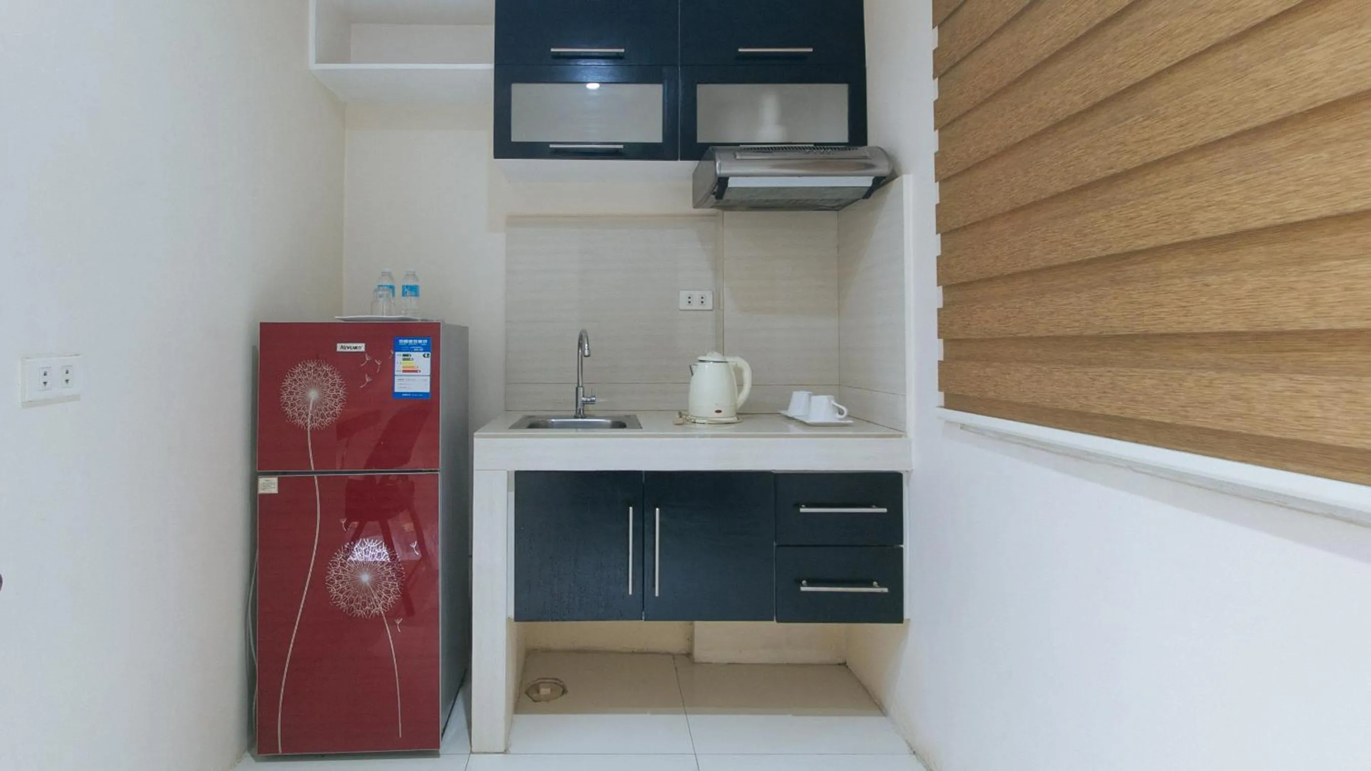 Kitchen or kitchenette in RedDoorz at Grand Apartelle Hernan Cortes Cebu