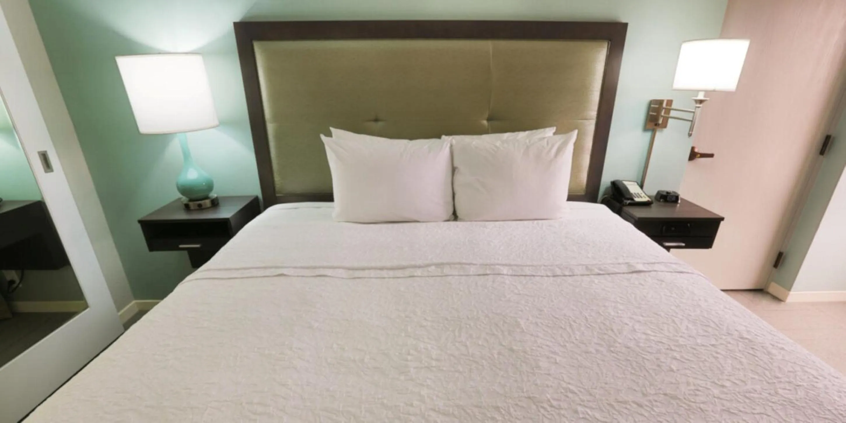 Property building, Bed in Hampton Inn & Suites Nashville-Airport