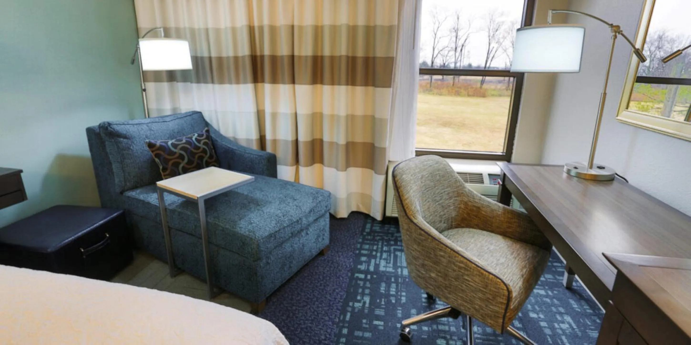 Seating area, Bed in Hampton Inn & Suites Nashville-Airport