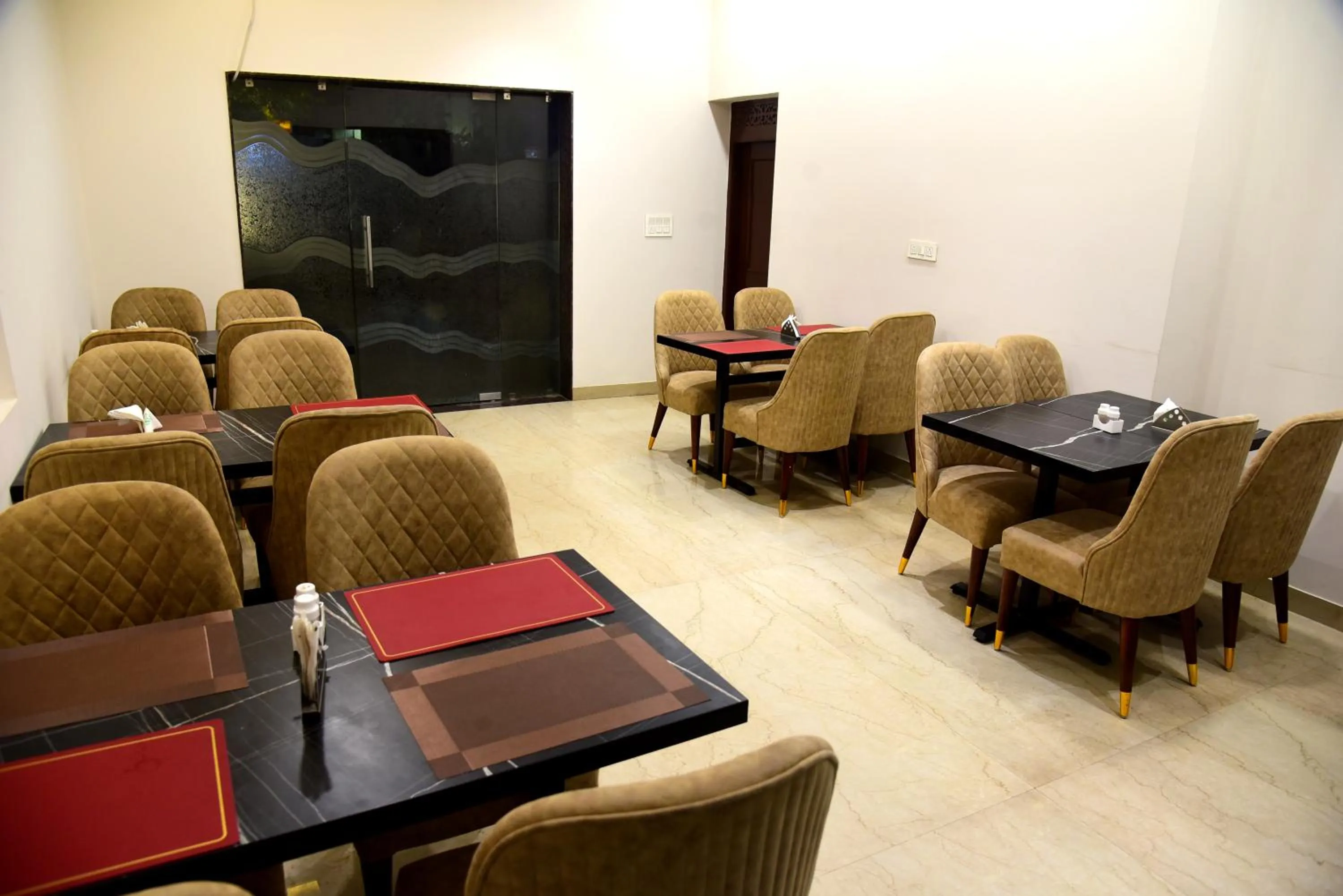 Restaurant/places to eat in Hotel Grace