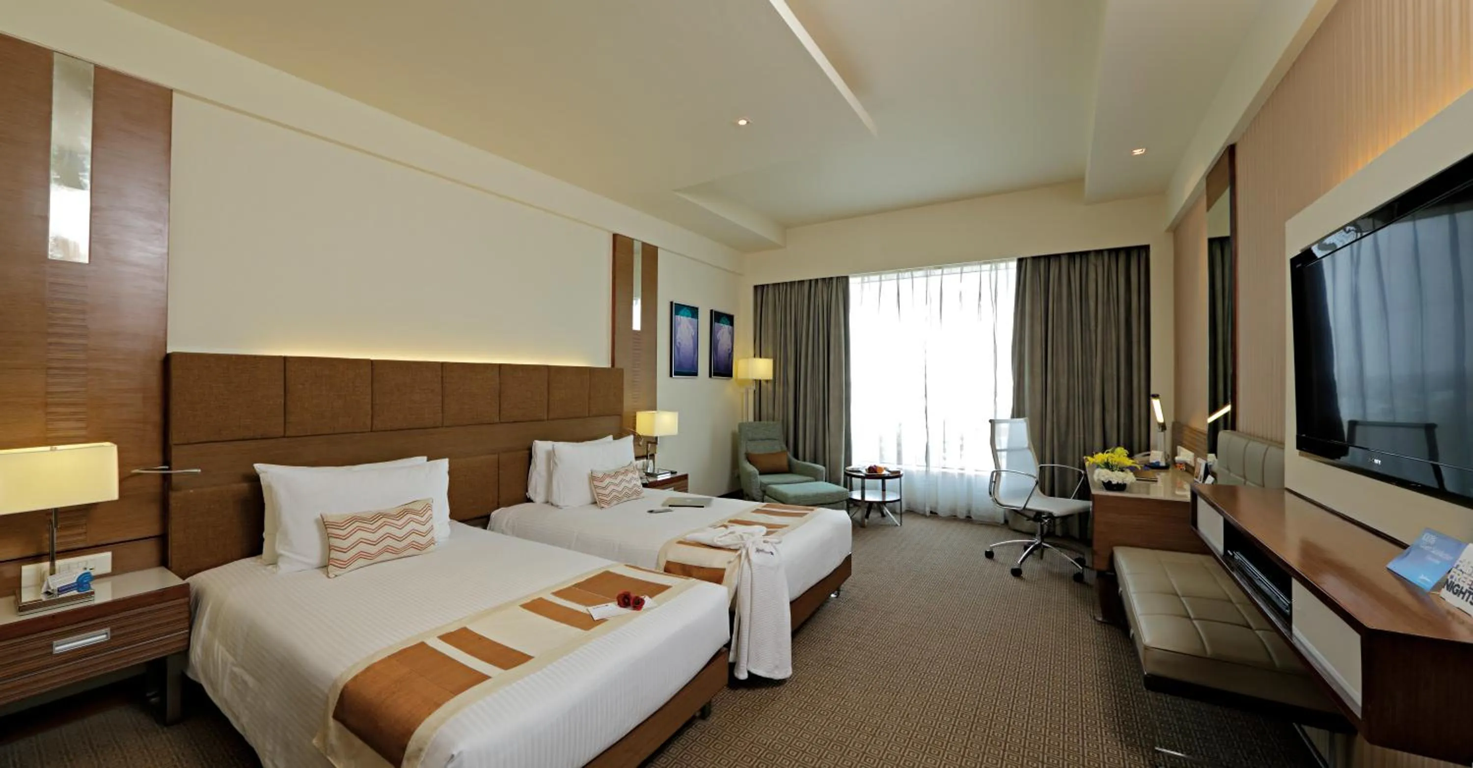 TV and multimedia, Bed in Radisson Blu Hotel, Greater Noida