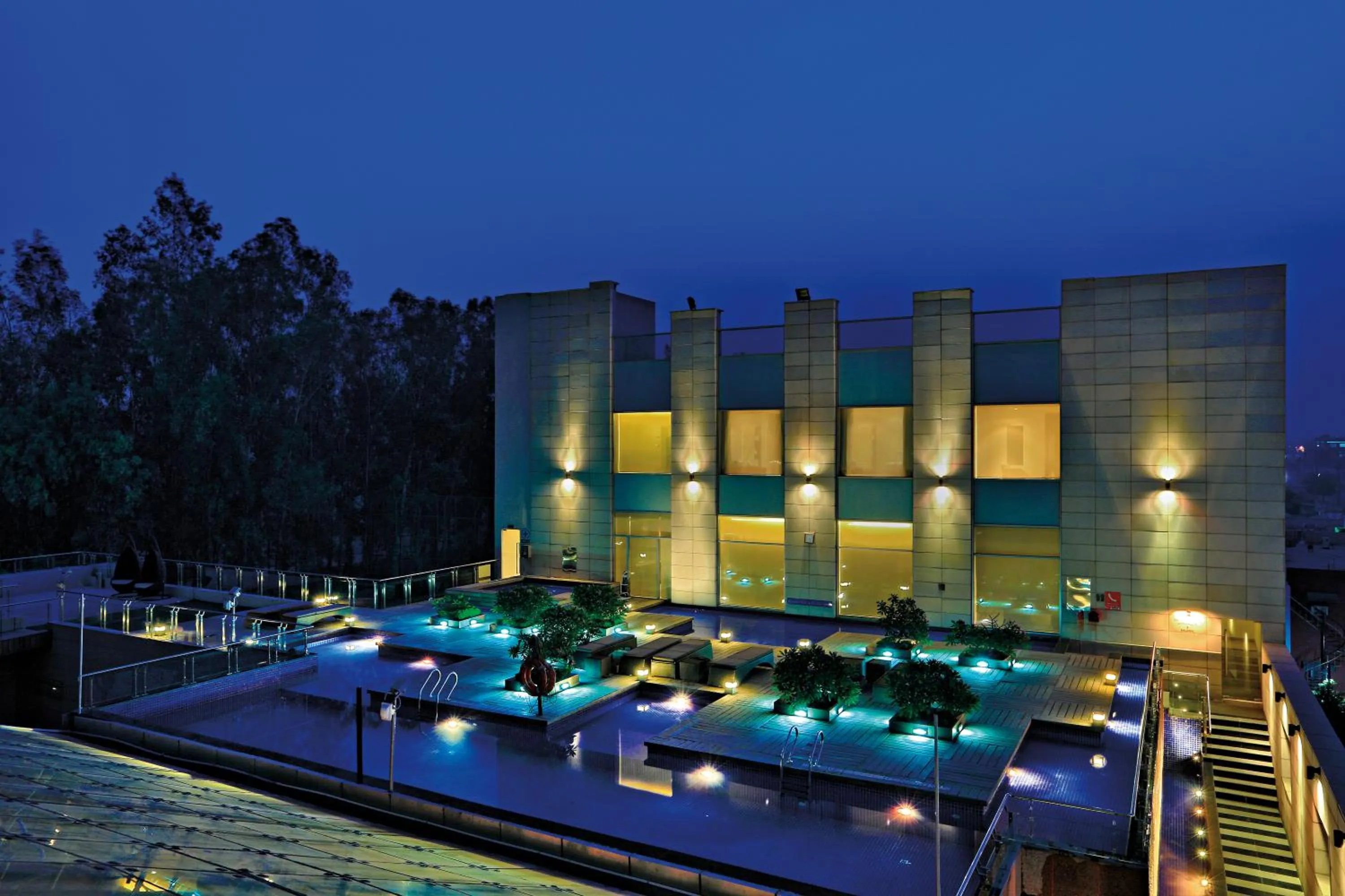 Swimming pool in Radisson Blu Hotel, Greater Noida