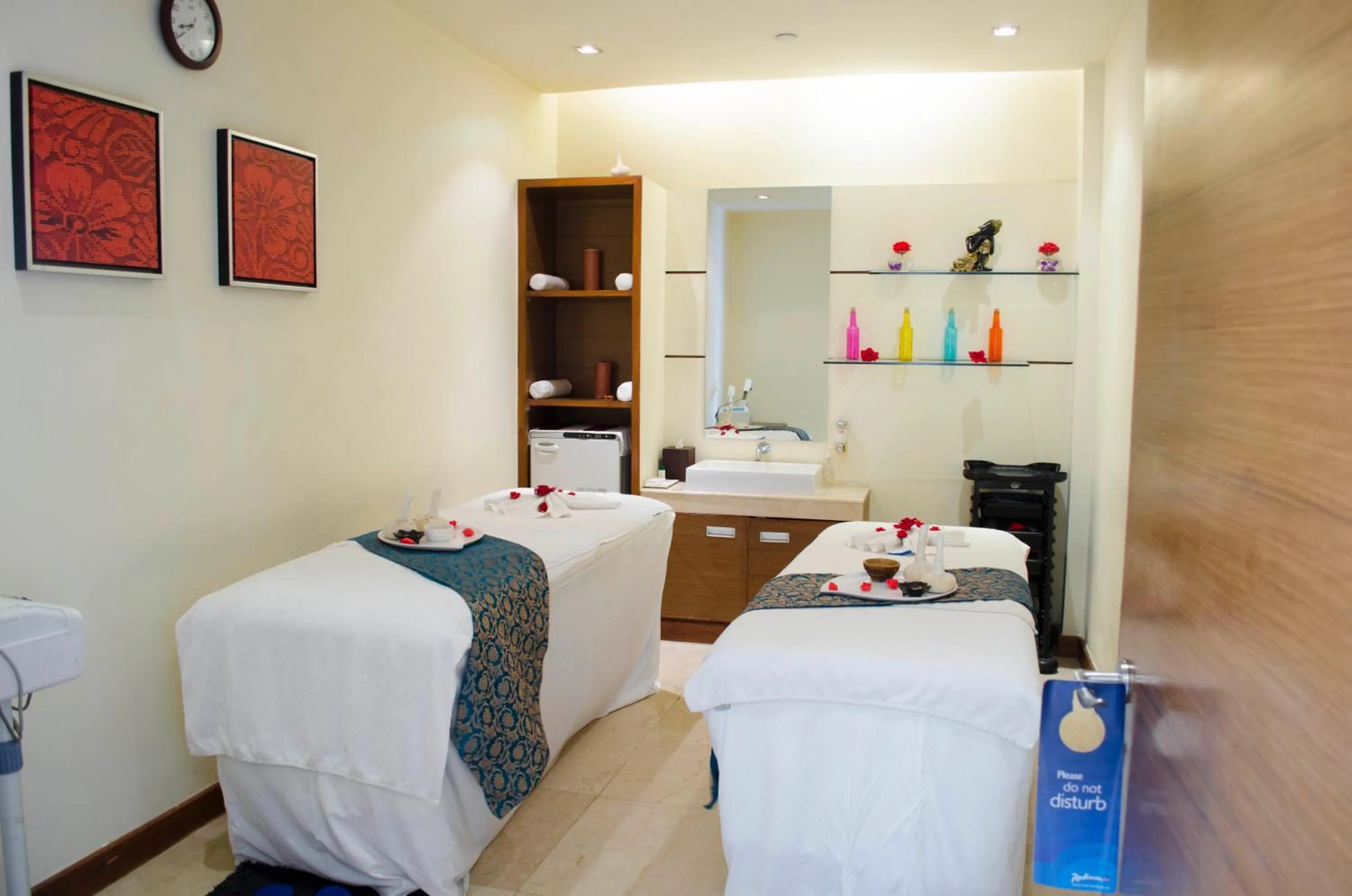 Spa and wellness centre/facilities, Bed in Radisson Blu Hotel, Greater Noida