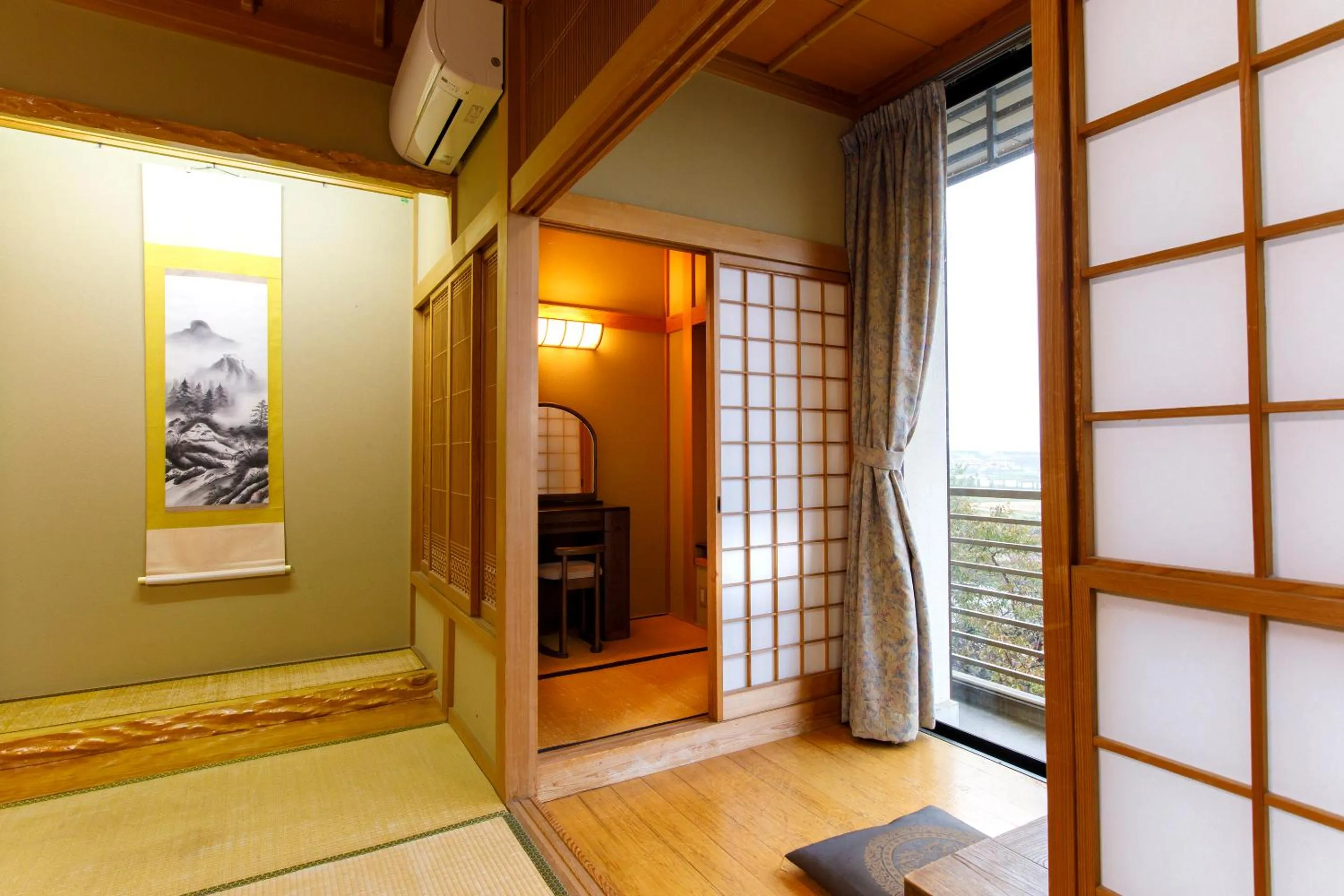 Photo of the whole room in Wakamiro