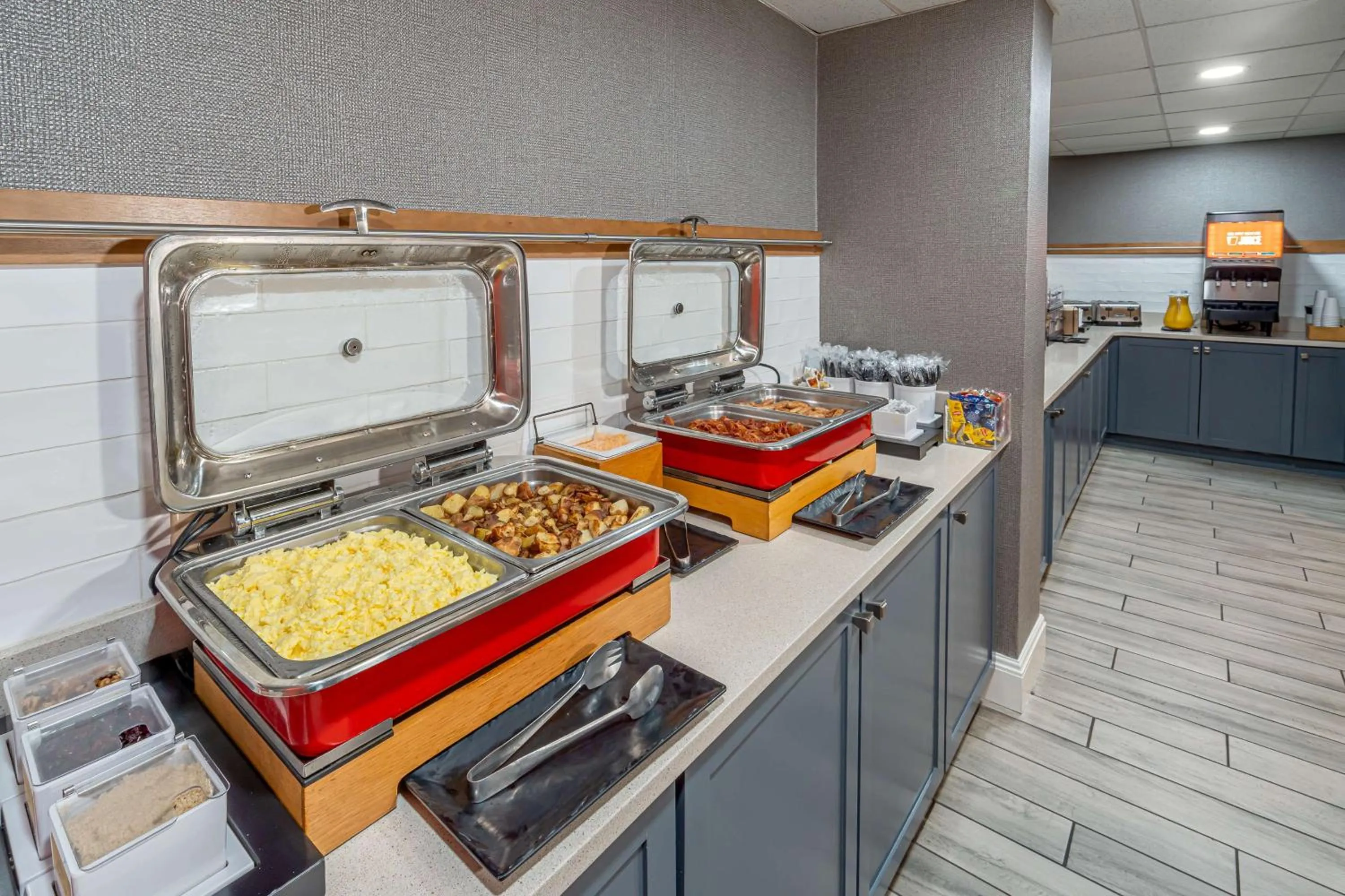 Breakfast in Hampton Inn & Suites Nashville-Vanderbilt-Elliston Place