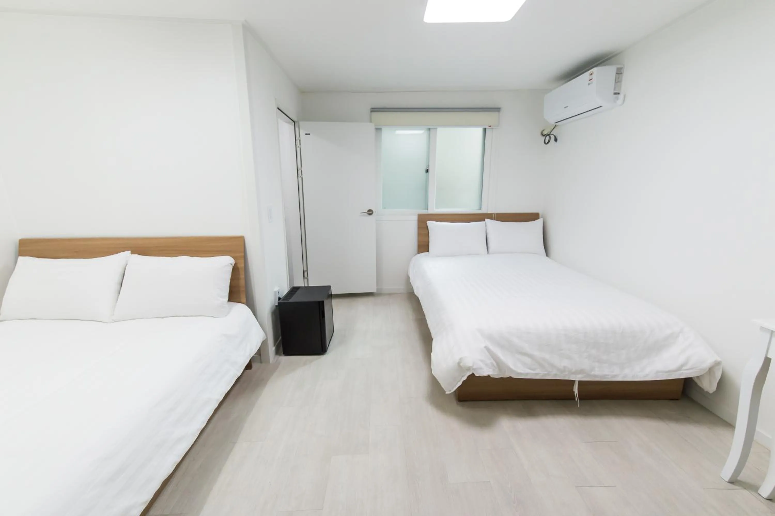 Bedroom, Bed in Kpop Haus