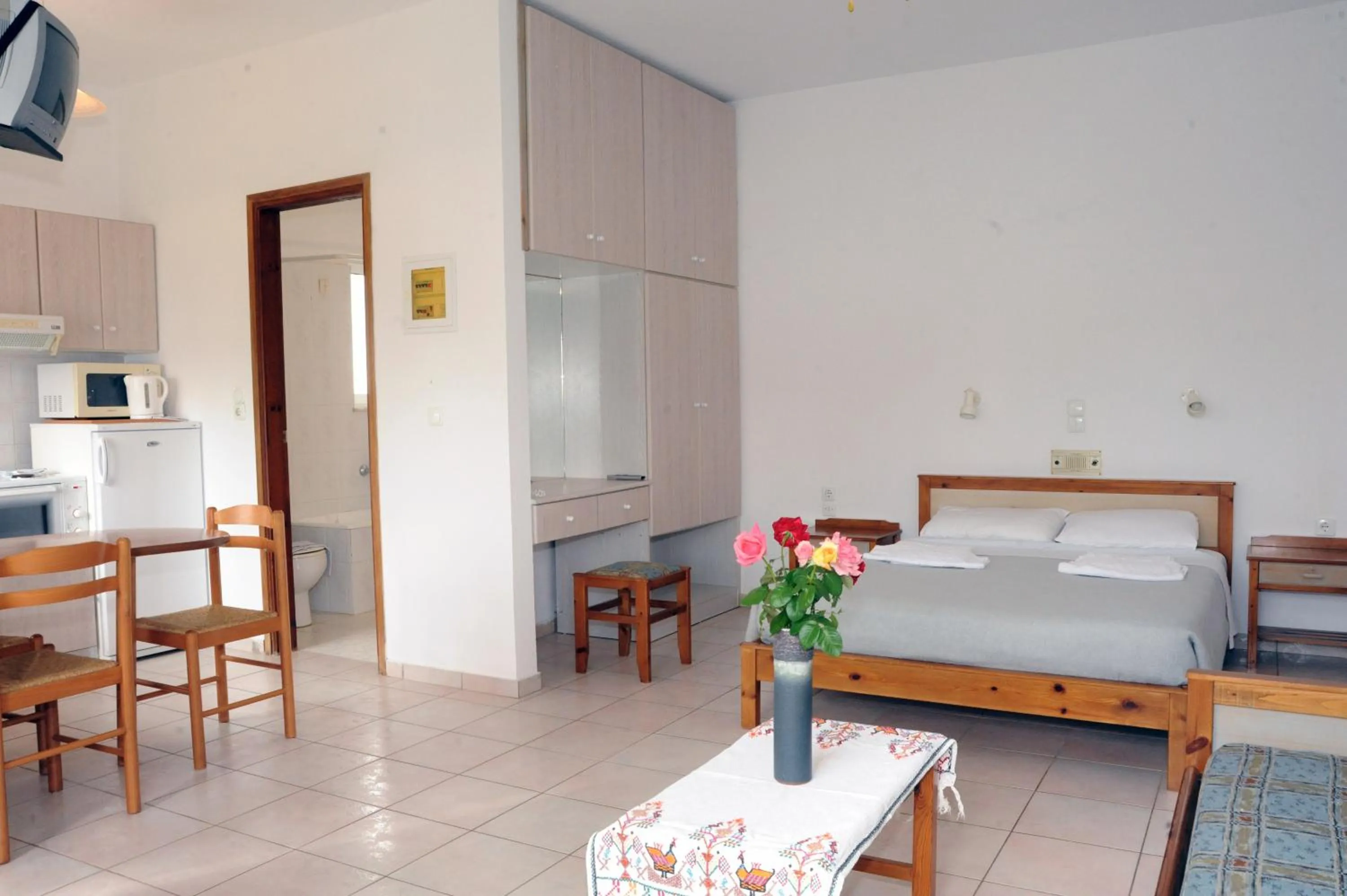 Photo of the whole room, Bed in Evilion hotel