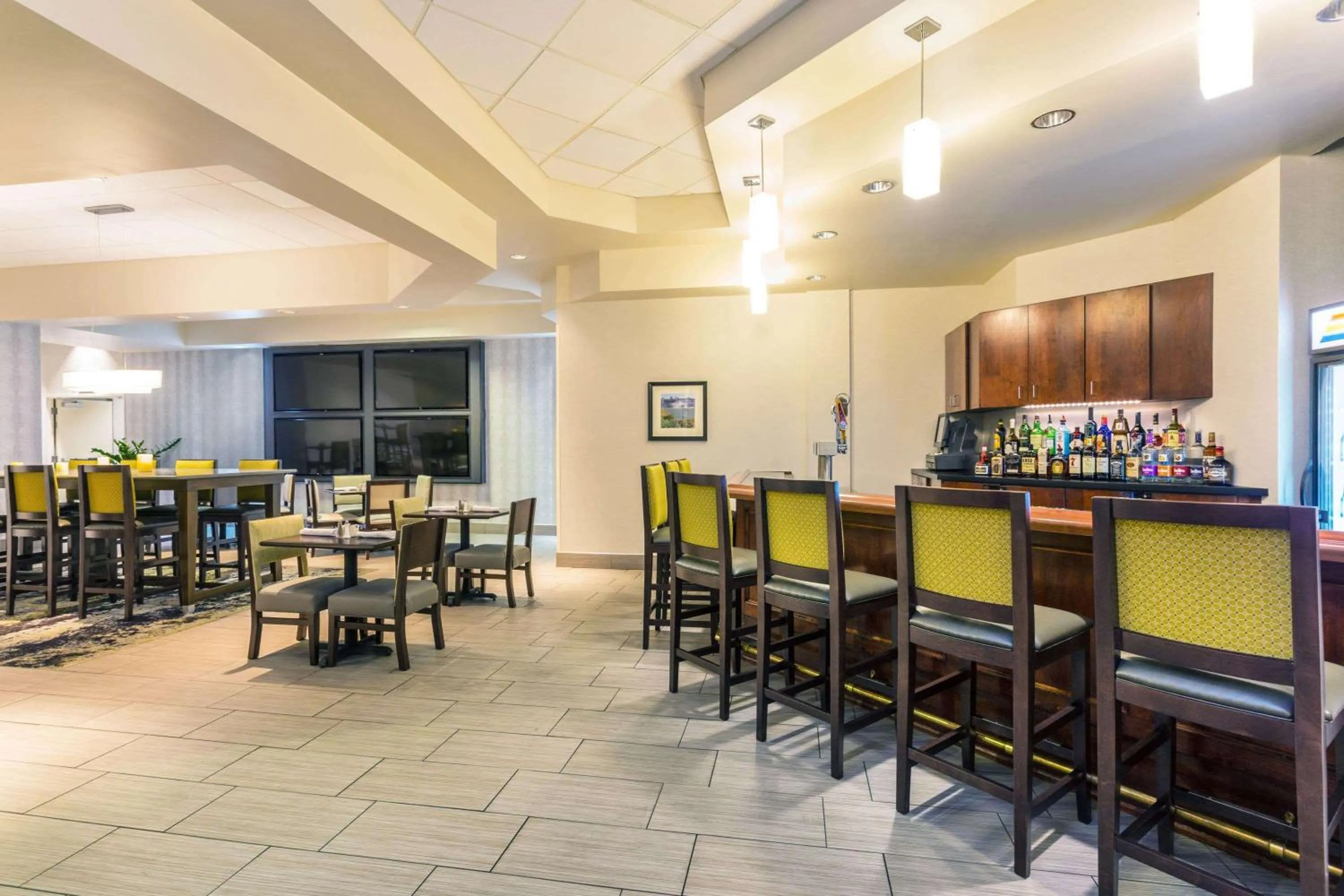 Lounge or bar in Wyndham Garden Buffalo Downtown