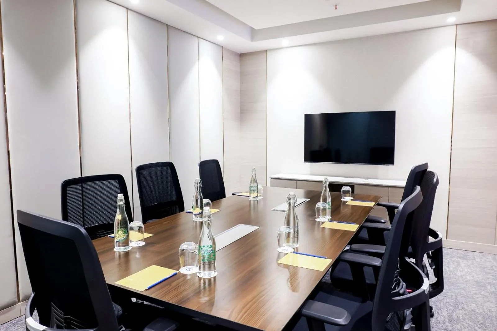 Meeting/conference room in Golden Tulip Lucknow