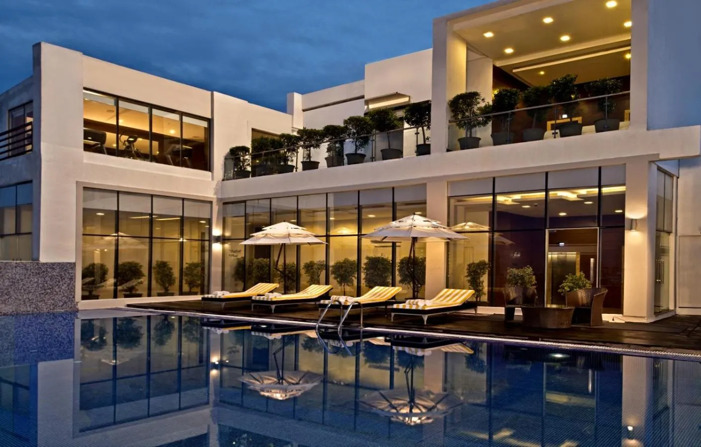 Swimming pool in Golden Tulip Lucknow