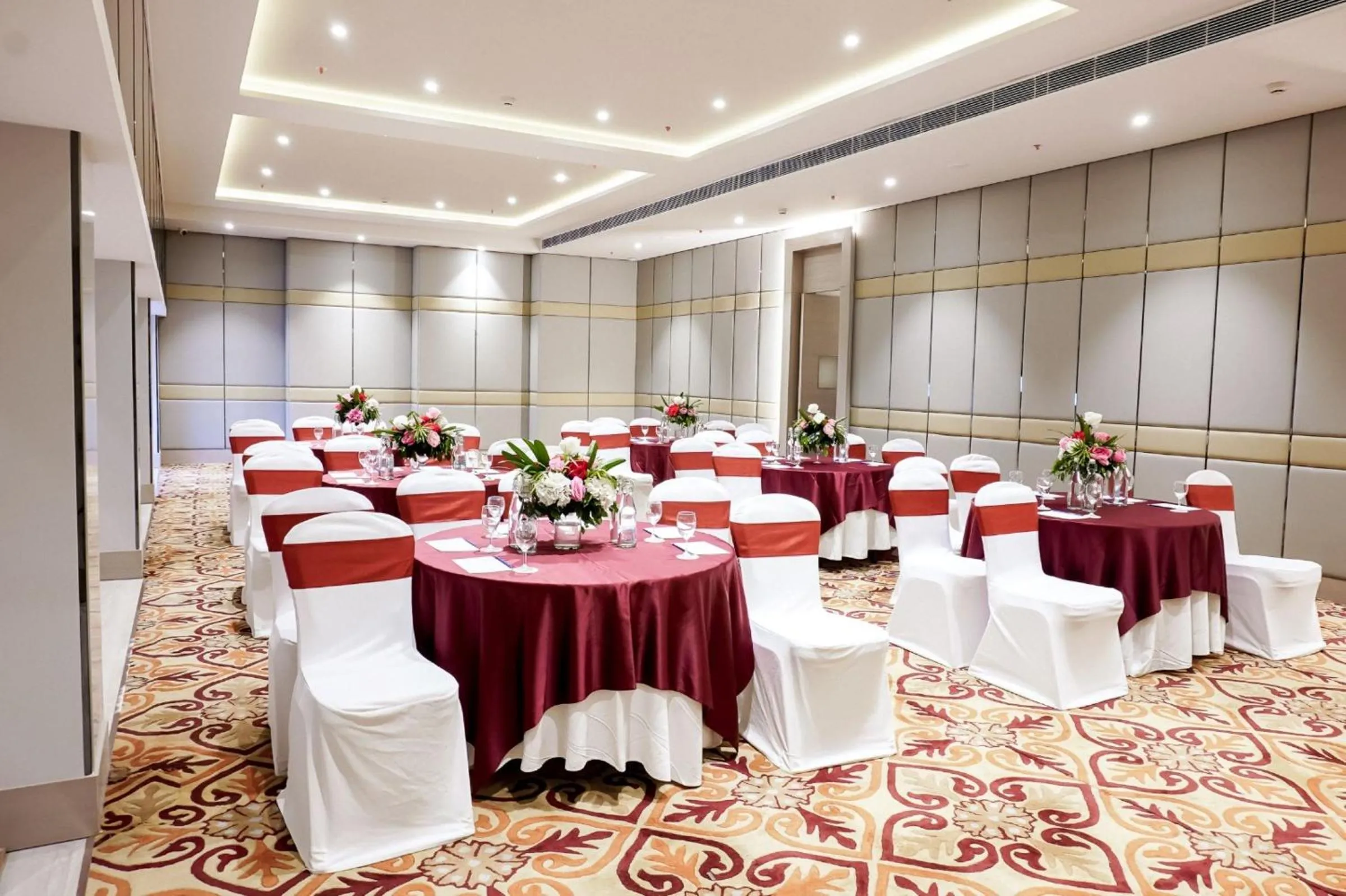 Banquet/Function facilities in Golden Tulip Lucknow