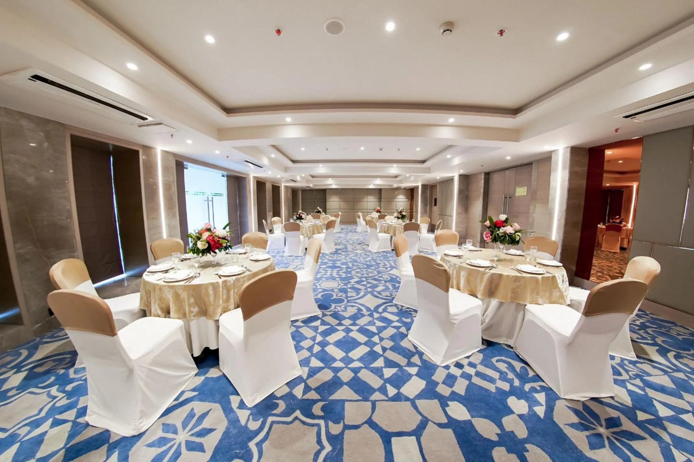 Banquet/Function facilities in Golden Tulip Lucknow
