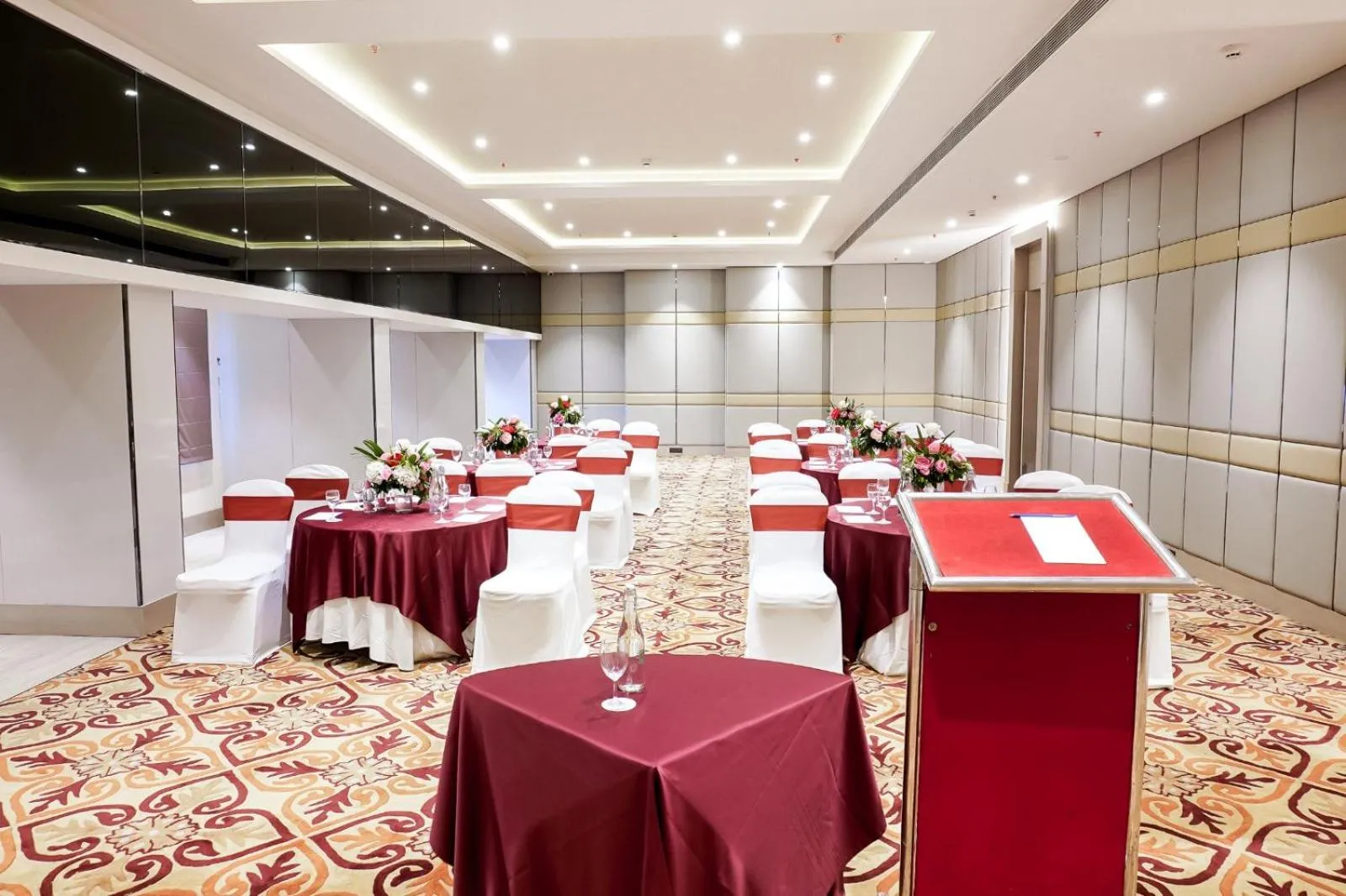 Meeting/conference room in Golden Tulip Lucknow