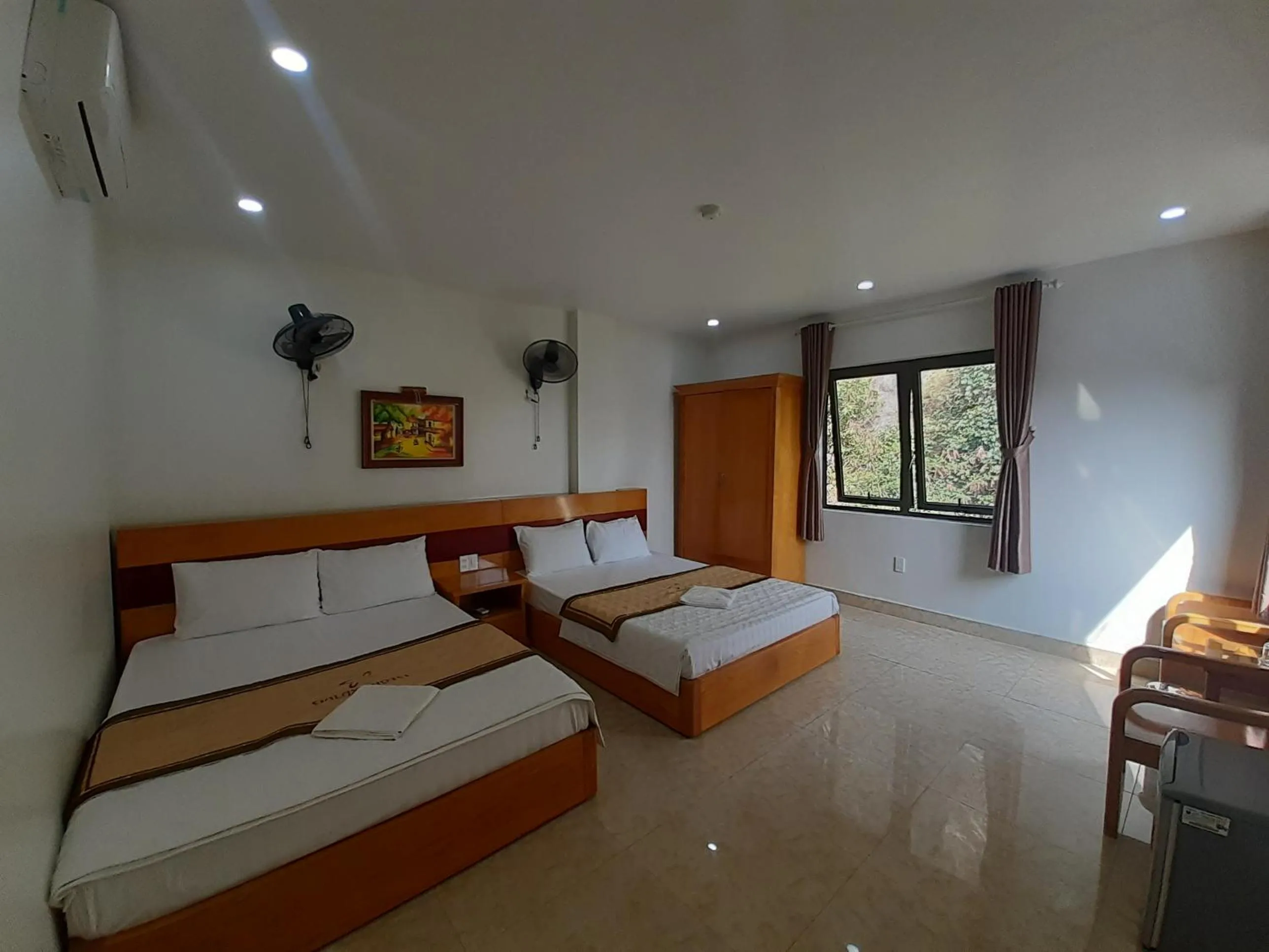 Bed in CatBa Sky View Hotel