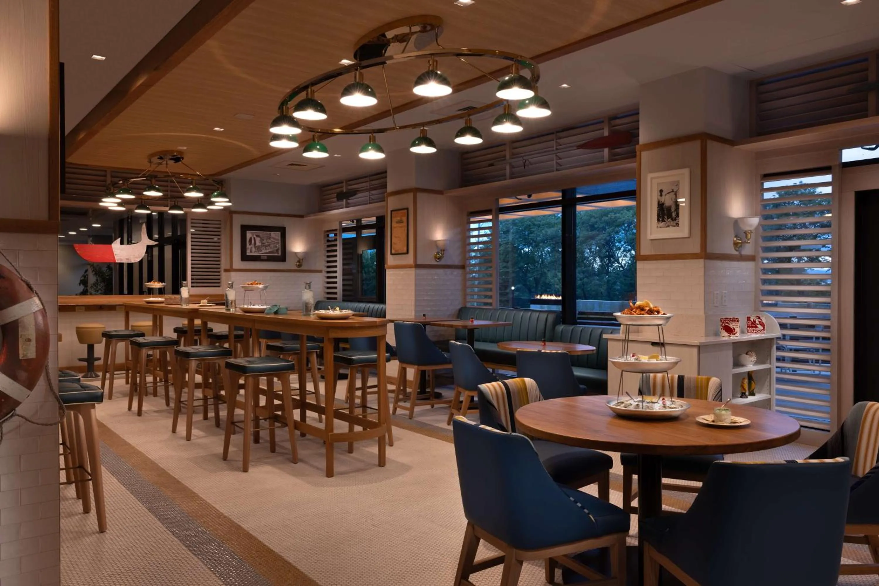 Lounge or bar in Hotel Champlain Burlington, Curio Collection by Hilton