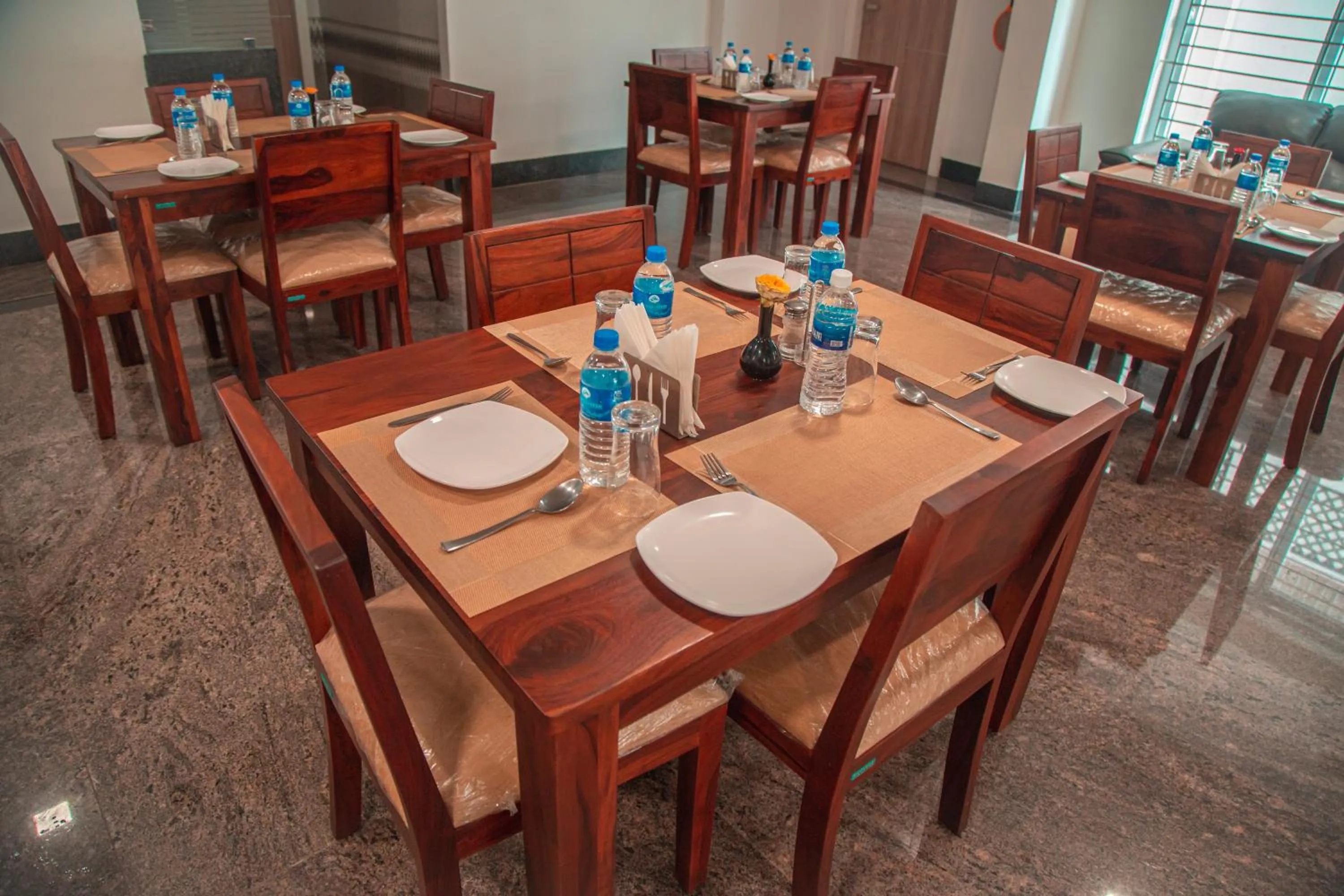 Restaurant/places to eat in Park Avenue Suites