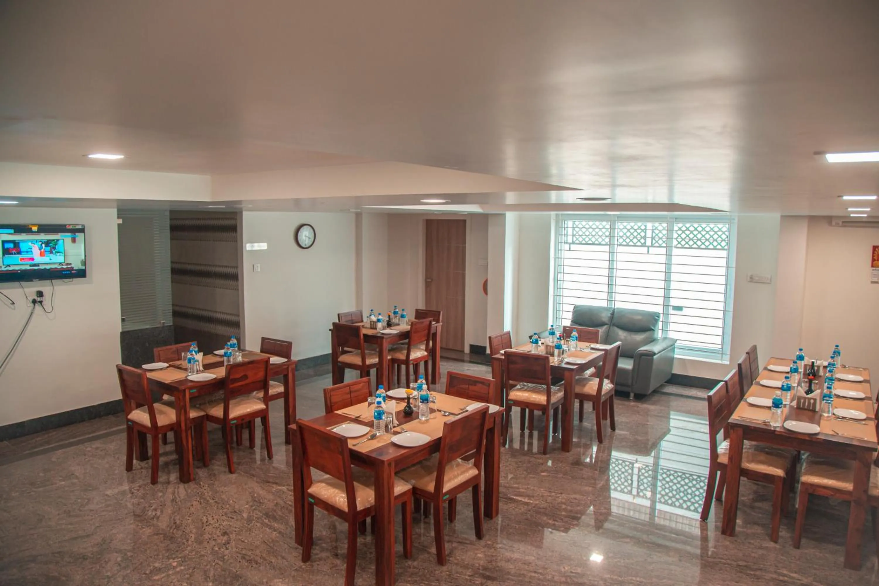 Restaurant/places to eat in Park Avenue Suites