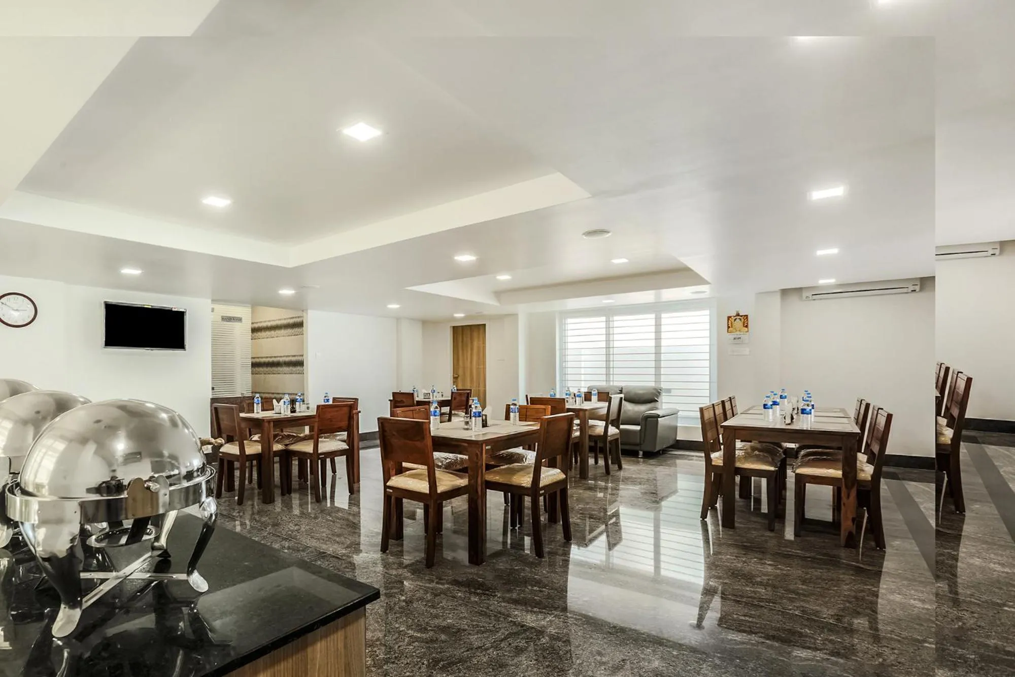 Restaurant/places to eat in Park Avenue Suites