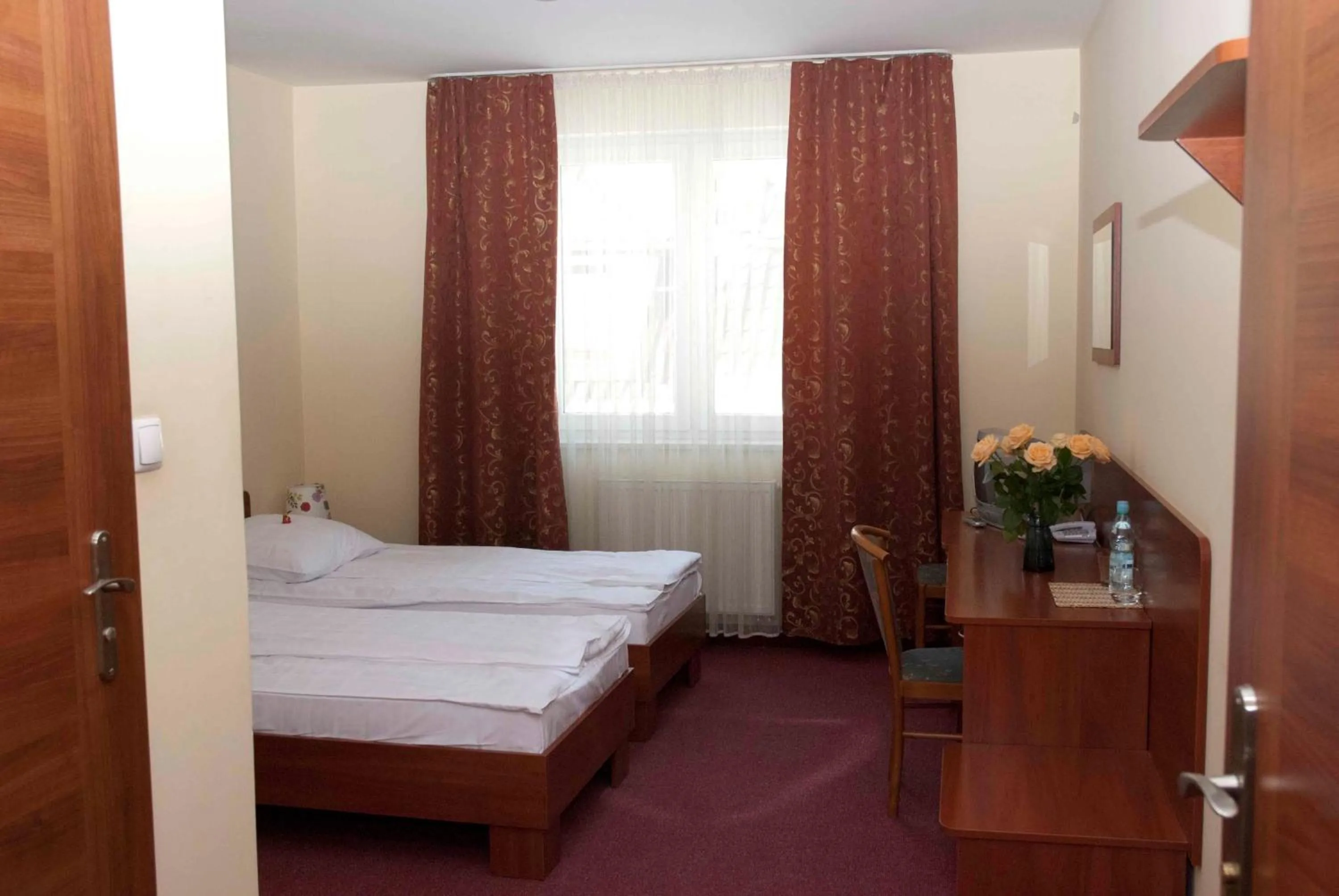 Photo of the whole room, Bed in Prima