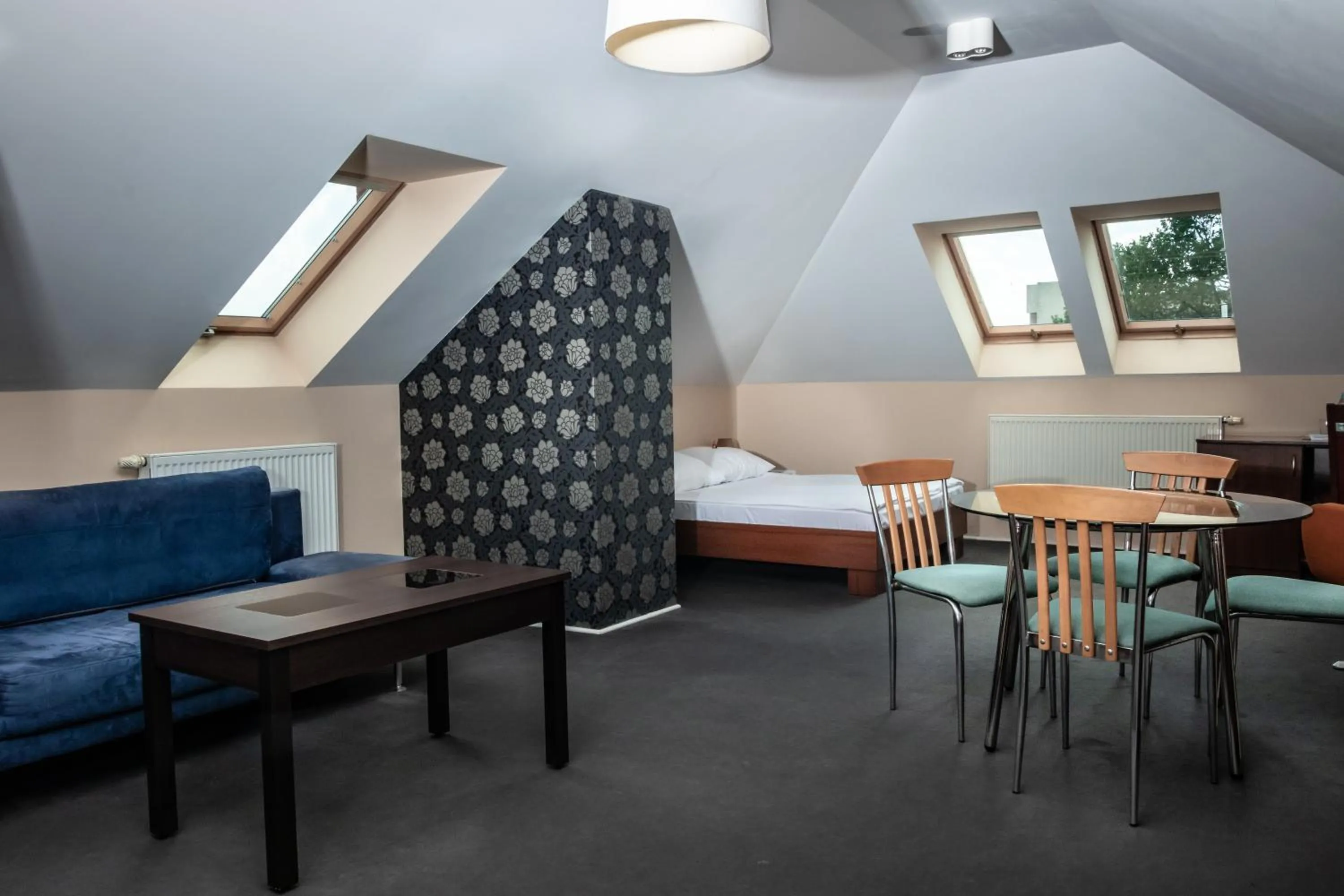 Seating area, Bed in Prima