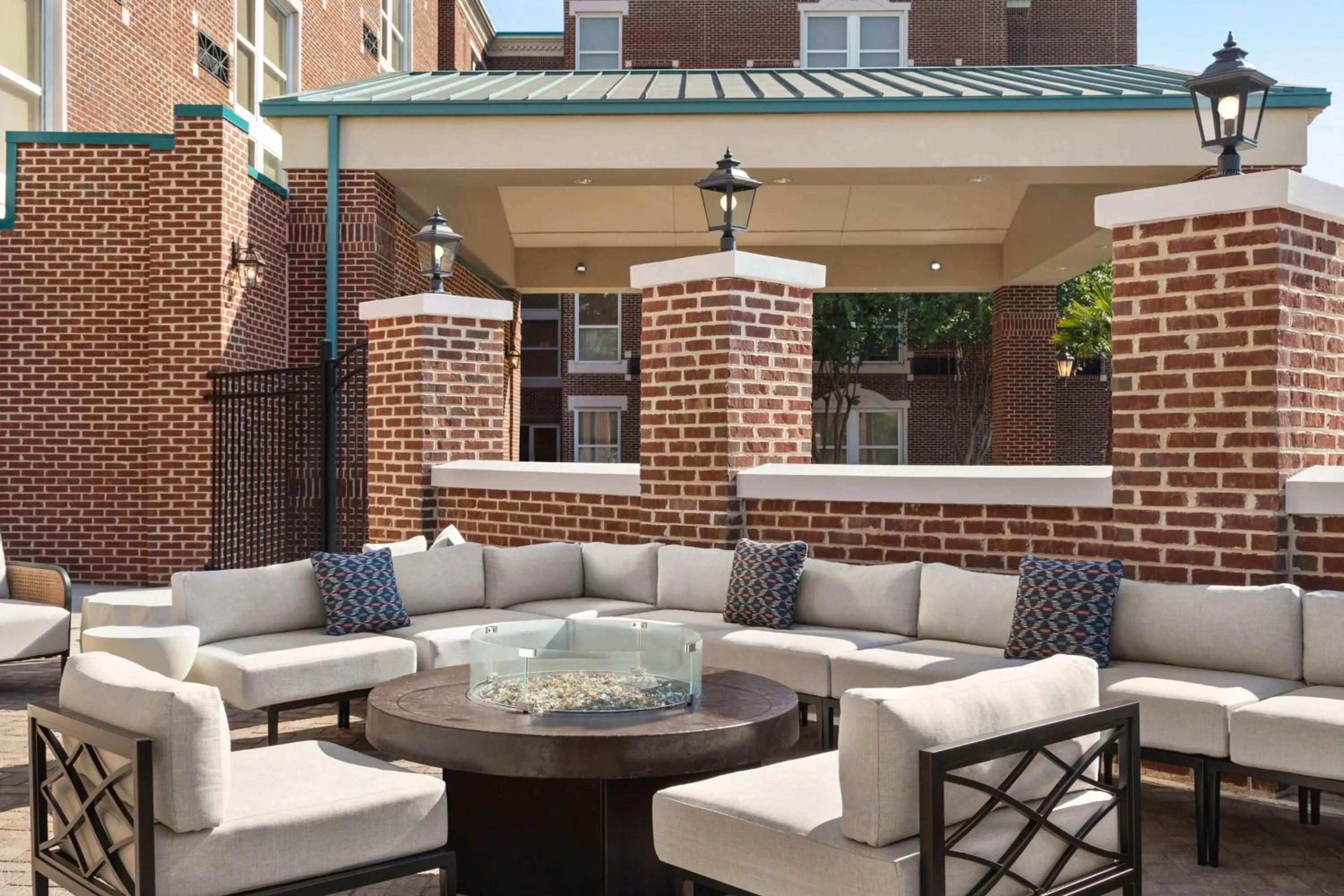 Patio in Hampton Inn Columbia-Downtown Historic District