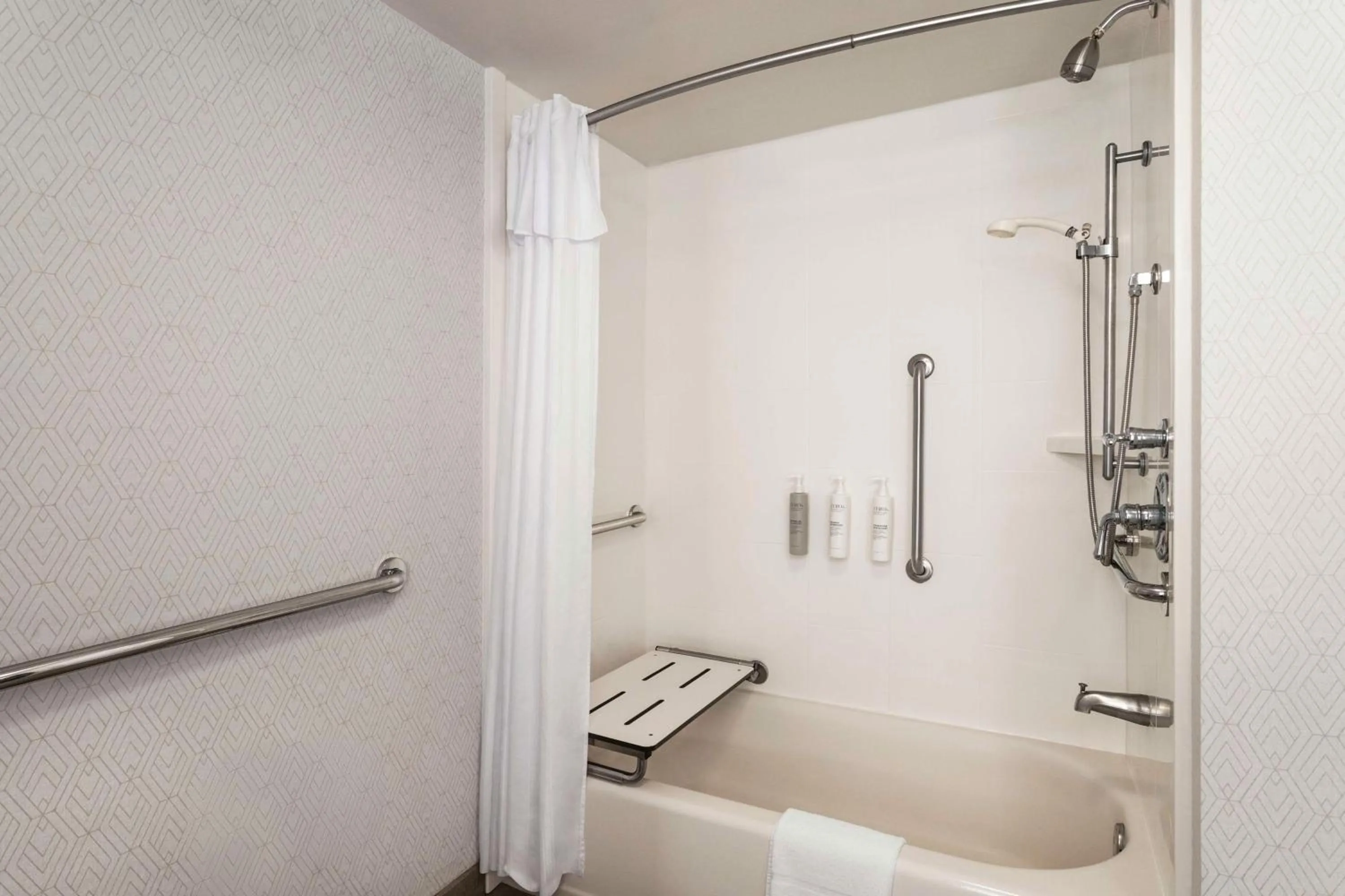 Bathroom in Hampton Inn Columbia-Downtown Historic District