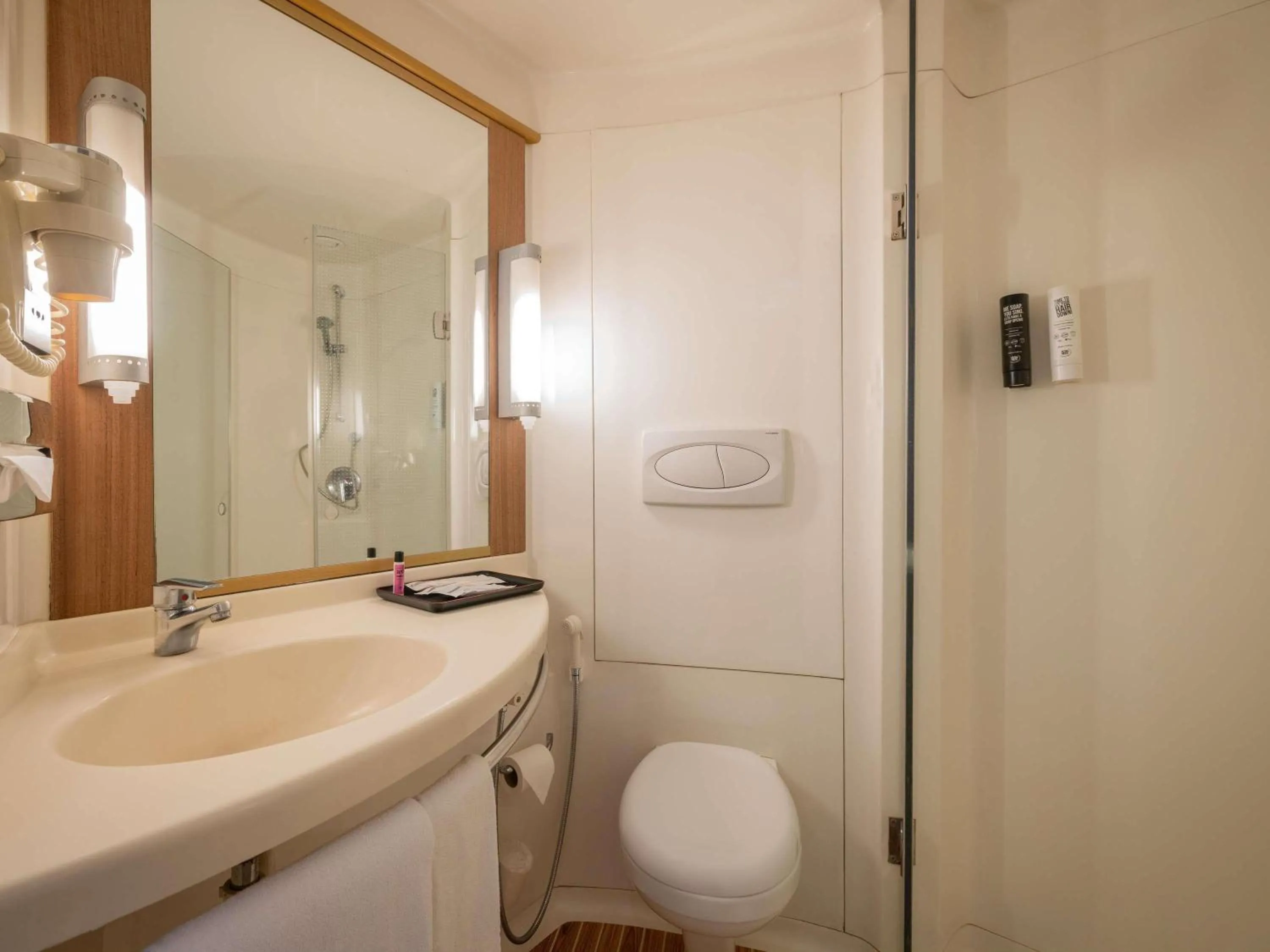 Bedroom in ibis New Delhi Aerocity - An Accor Brand