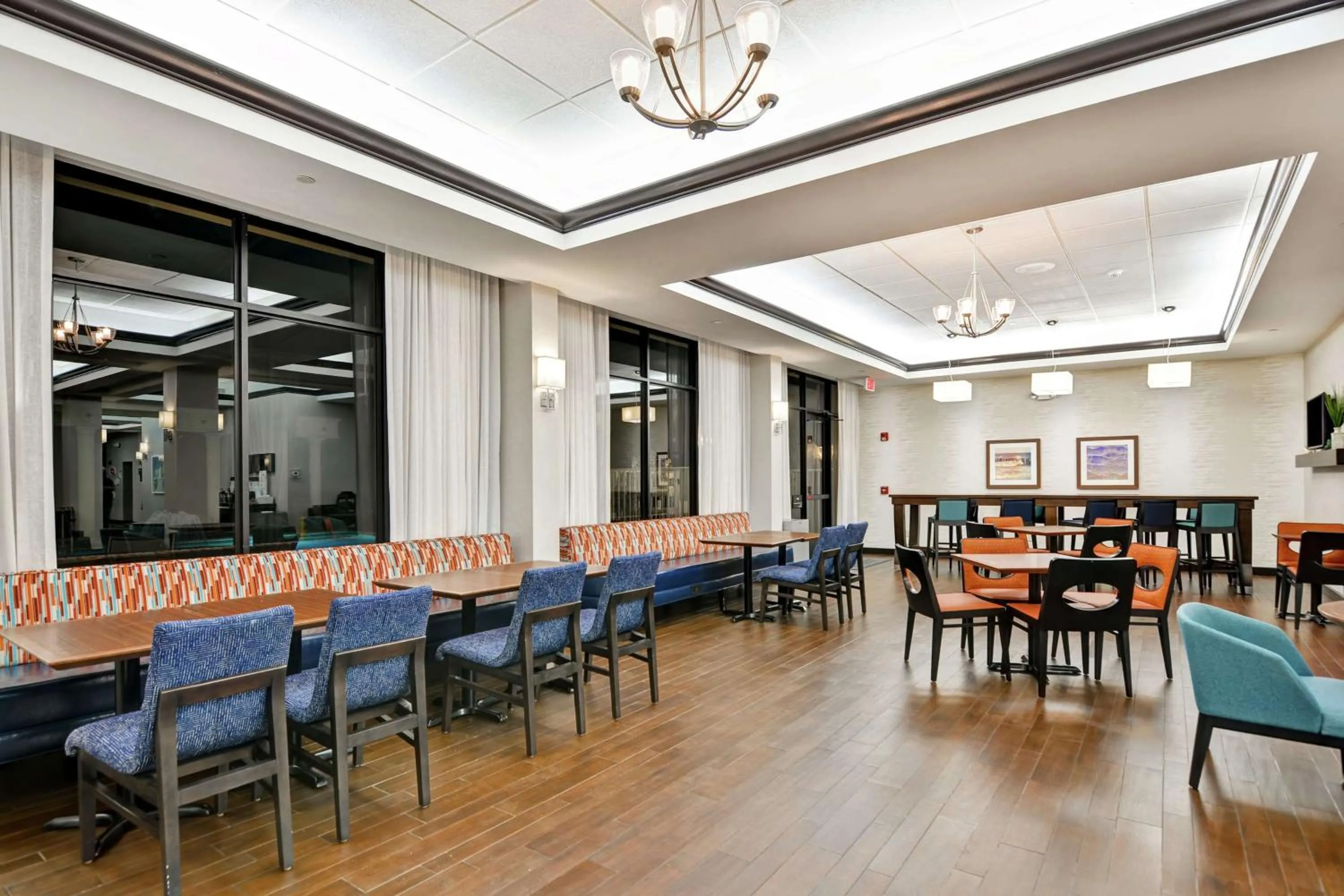 Dining area in Hampton Inn & Suites Boynton Beach