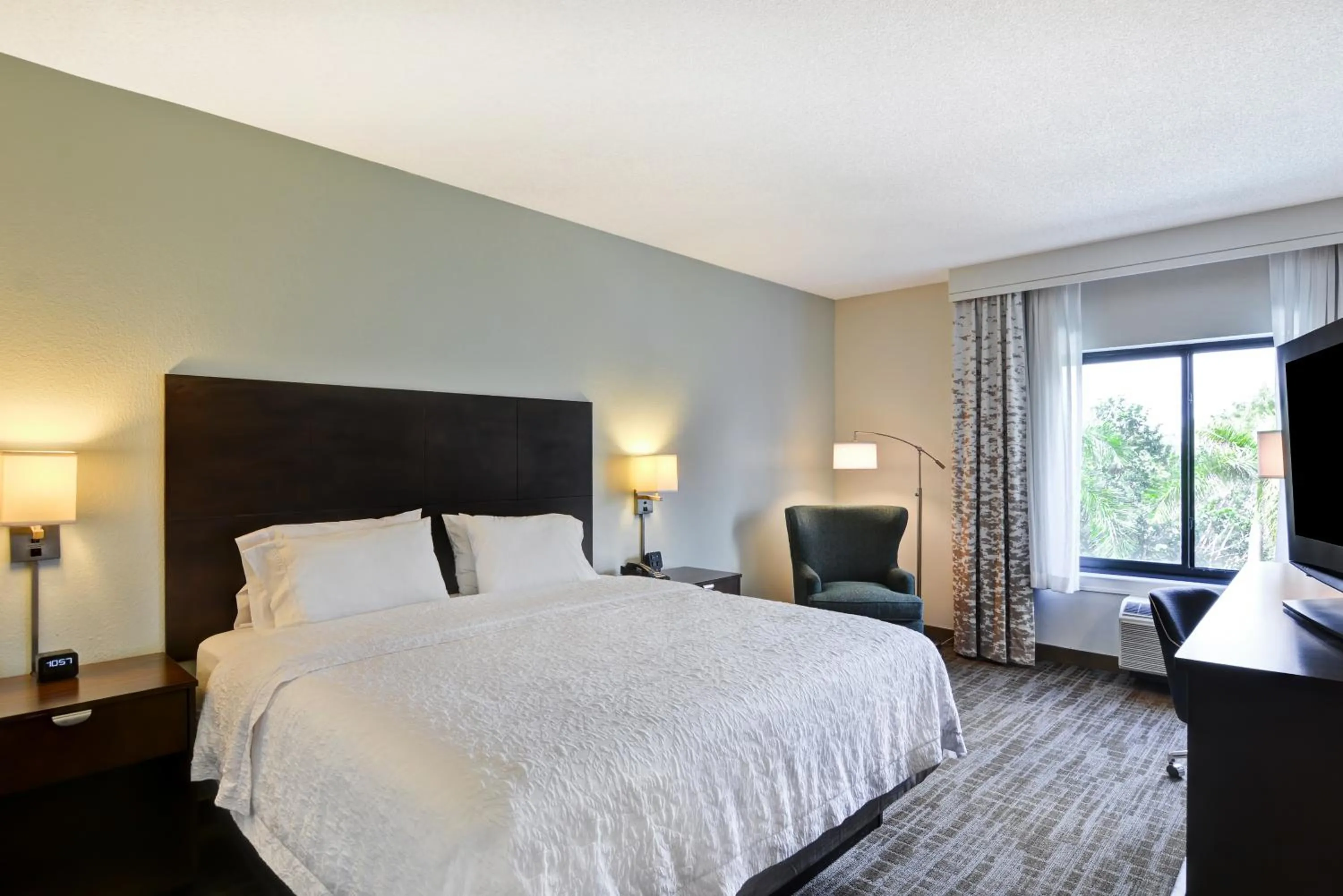 Bedroom, Bed in Hampton Inn & Suites Boynton Beach