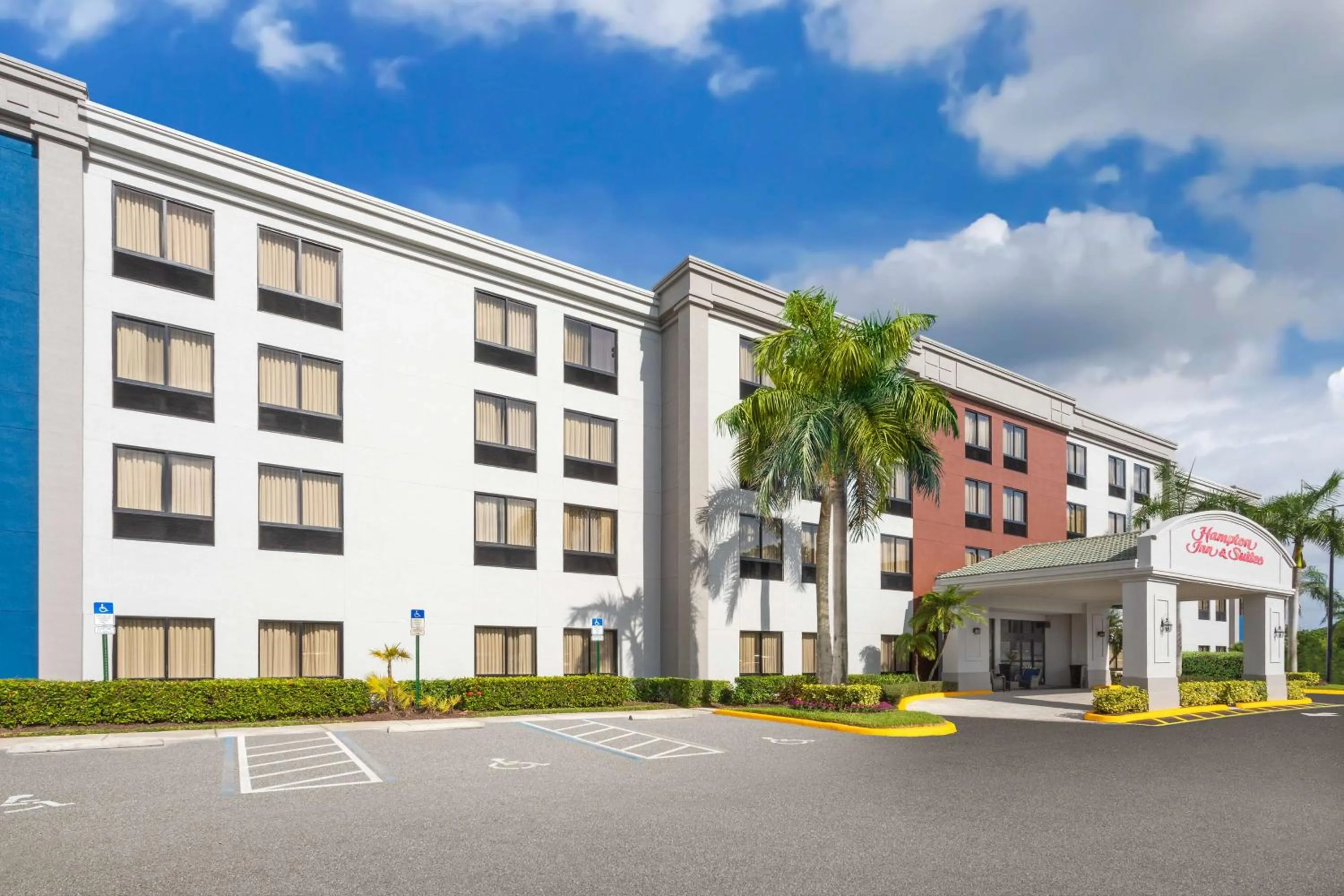 Property building in Hampton Inn & Suites Boynton Beach