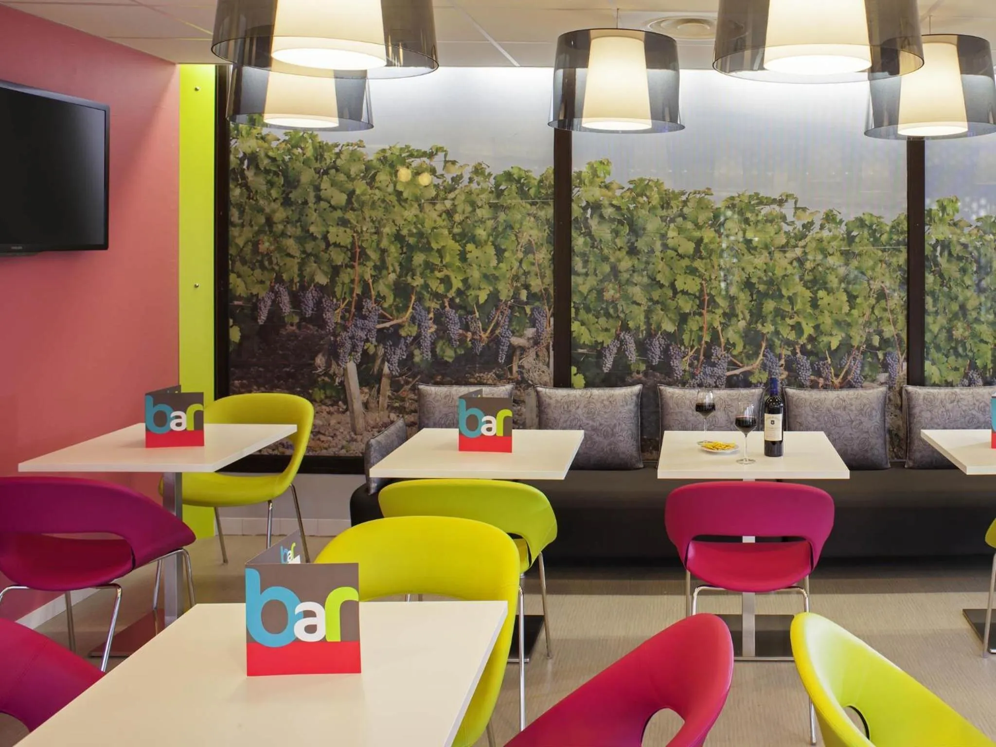 Lounge or bar in ibis Styles Bordeaux Saint Médard