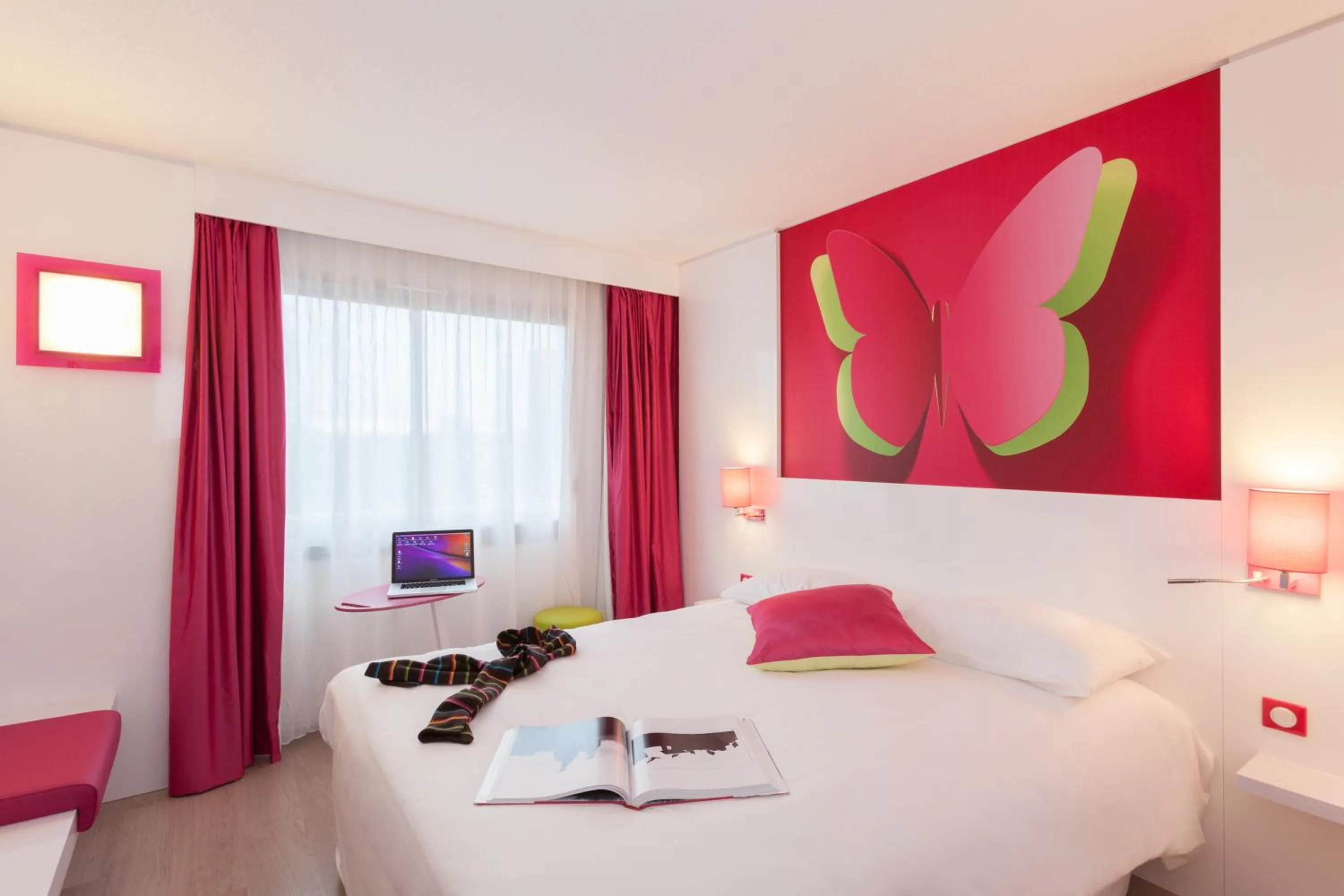 Bedroom, Bed in ibis Styles Bordeaux Saint Médard