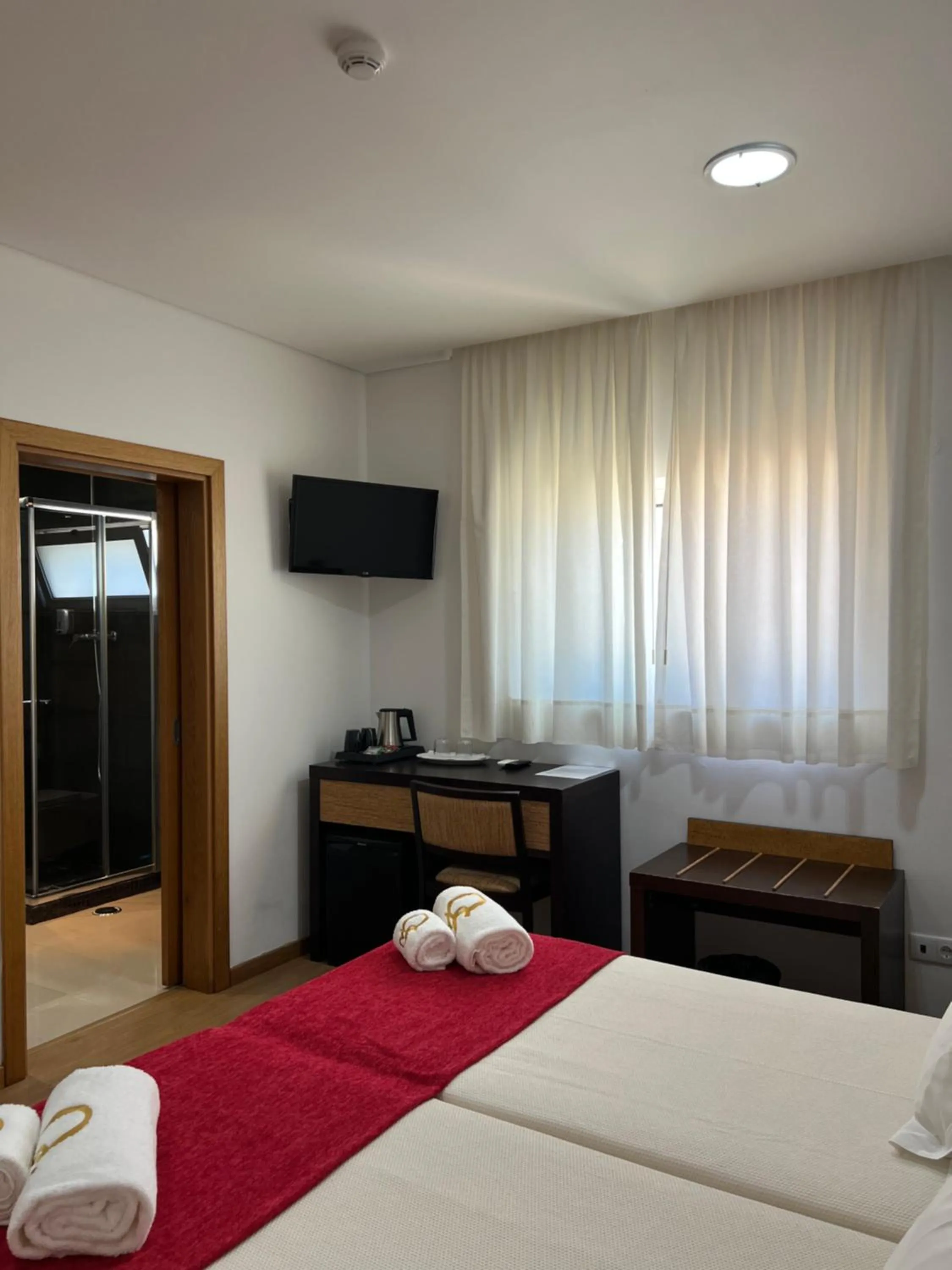 Bathroom, Bed in Quinta Saleiro Guesthouse