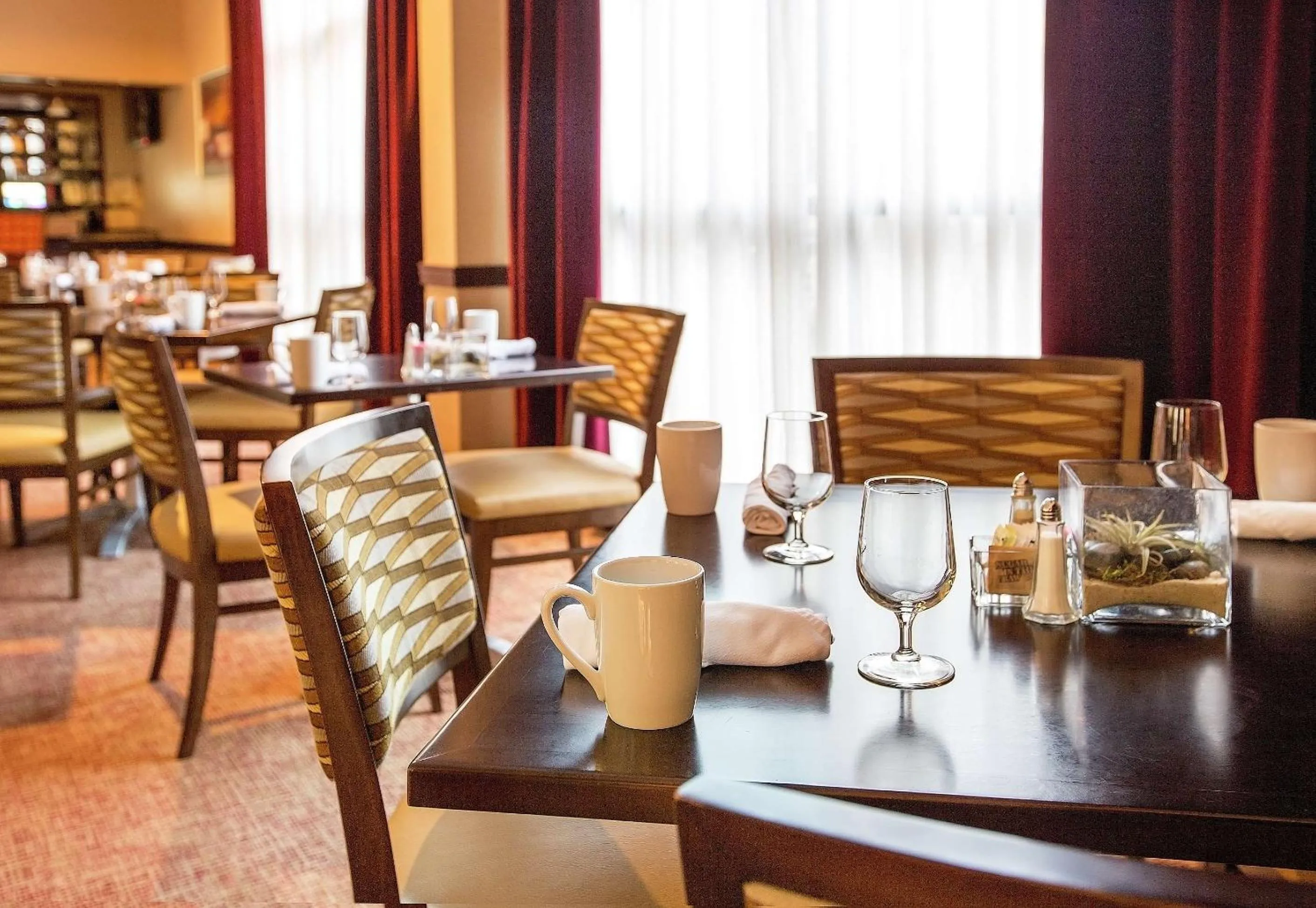 Restaurant/places to eat in DoubleTree by Hilton Charlotte Airport