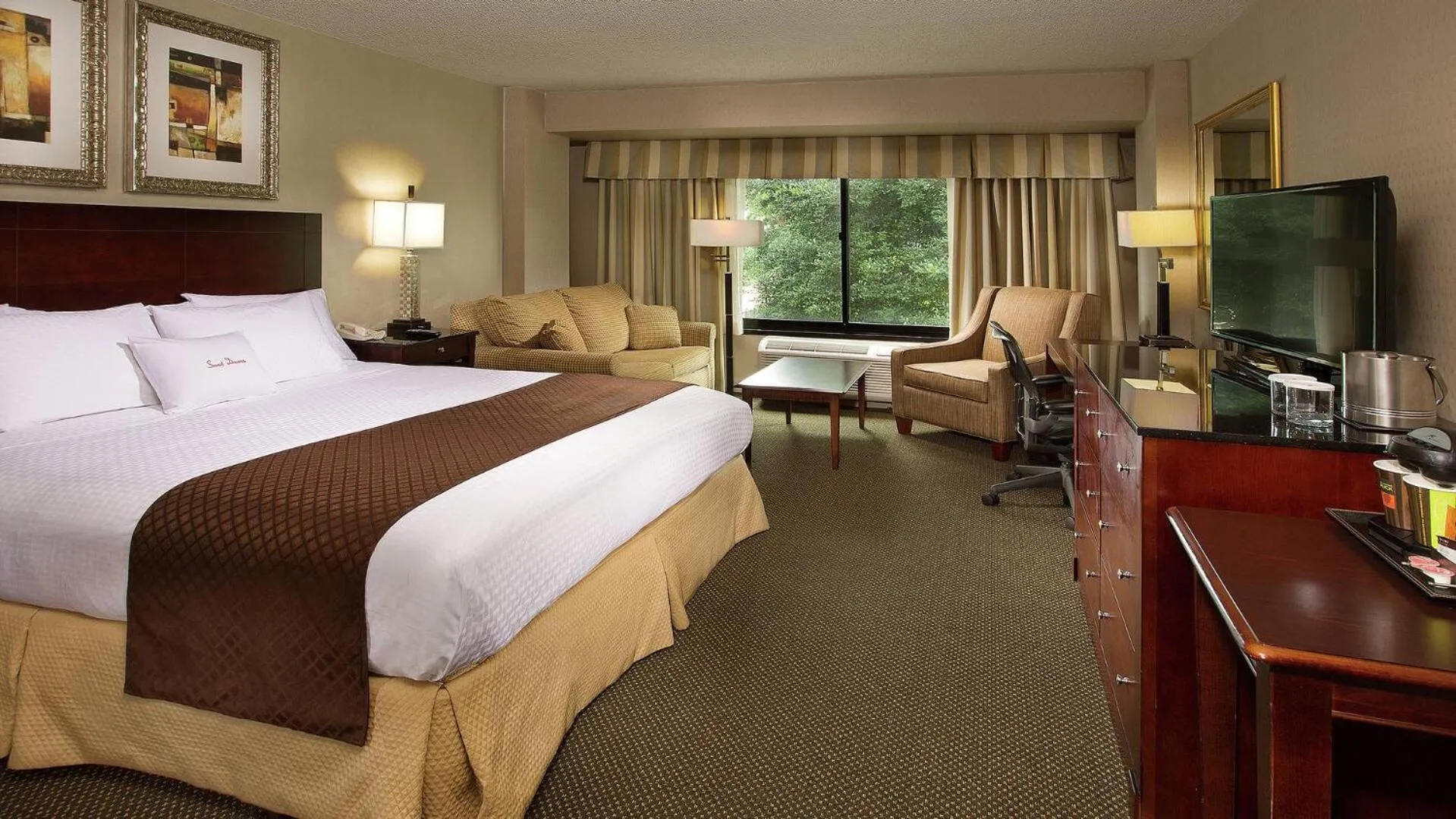 Bedroom, Bed in DoubleTree by Hilton Charlotte Airport