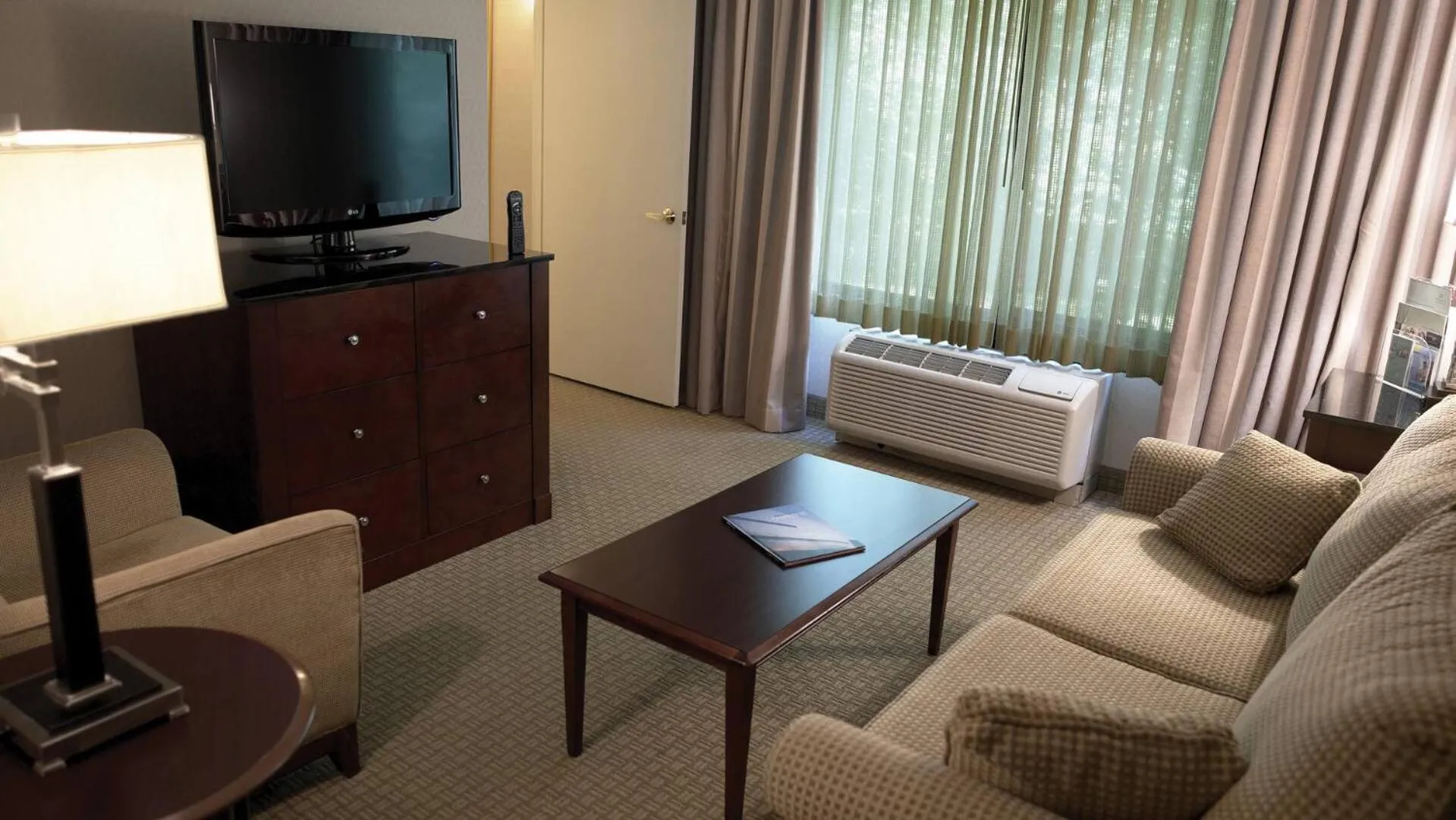 Living room in DoubleTree by Hilton Charlotte Airport